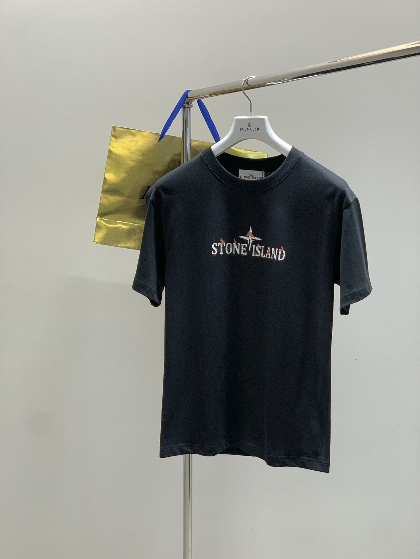 NO:450662,,Stone Island, the latest summer model, the counter is available at the same time, original singles, hot fashion casual round neck short-sleeved T-shirt, imported original fabric, unique design, top-grade printing craft letter pattern decoration logo, simple and fashionable, handsome upper body, complete three standards, 2 colors recommended, code number M-3XL, T-shirt,tees, t-shirt,alexander wang19860909,Stone Island 石头岛,夏季最新款,专柜同步有售,原单狠货,爆款时尚休闲圆领短袖T恤,进口原版面料,独特设计,顶级印花工艺字母图案装饰logo,简约时尚 ,上身帅气,三标齐全,2色推荐, 码数M-3XL,,T-shirt,tees，t-shirt,alexander wang,Men's clothing