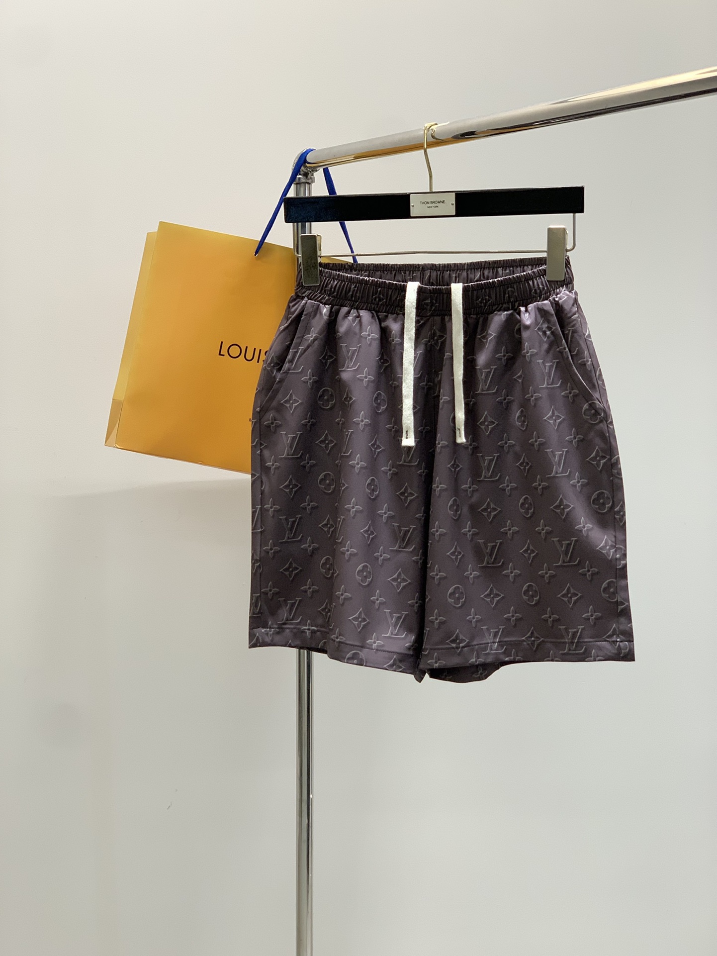 NO:450621,Clothes, shorts, Louis Vuitton, the latest summer style, available at the counter at the same time, original orders, fashionable casual suits, and very distinctive on the upper body!  Eye-catching and highlighted, imported original fabric, top-level printing craft letter pattern decoration logo, original hardware and auxiliary materials decoration, simple but not lacking in fashion, classic and atmospheric, comfortable and breathable, handsome and stylish on the upper body, code number XS-L,, louis vuitton, louis vuitton, shorts, alexander wang19860909衣服,短裤,LouisVuitton 路易威登,夏季最新款,专柜同步有售,原单狠货,时尚休闲套装,上身很有特点！吸睛而有亮点,进口原版面料,顶级印花工艺字母图案装饰Logo,原版五金辅料装饰,简单而不失时尚,经典大气,舒适透气,上身帅气有型,码数XS-L,,louis vuitton,louis vuitton,shorts,alexander wang,Men's clothing