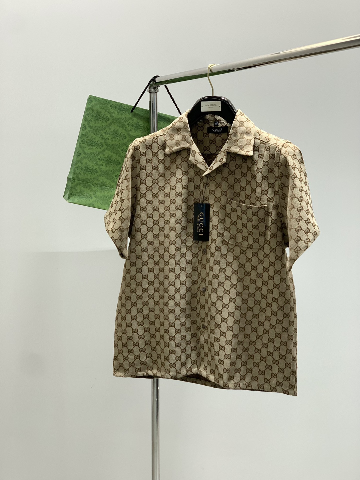 NO:450664,Clothes, shorts, Gucci, the latest summer style, available at the counter at the same time, original orders, fashionable casual suits, and very distinctive on the upper body!  Eye-catching and highlighted, imported original fabric, top-level jacquard craft letter pattern decoration logo, original hardware and auxiliary decoration, simple but not lacking in fashion, classic and atmospheric, comfortable and breathable, handsome and stylish on the upper body, code number XS-L, gucci, gucci, shorts, alexander wang19860909衣服,短裤,Gucci 古驰,夏季最新款,专柜同步有售,原单狠货,时尚休闲套装,上身很有特点！吸睛而有亮点,进口原版面料,顶级提花工艺字母图案装饰Logo,原版五金辅料装饰,简单而不失时尚,经典大气,舒适透气,上身帅气有型,码数XS-L,,gucci,gucci,shorts,alexander wang,Men's clothing