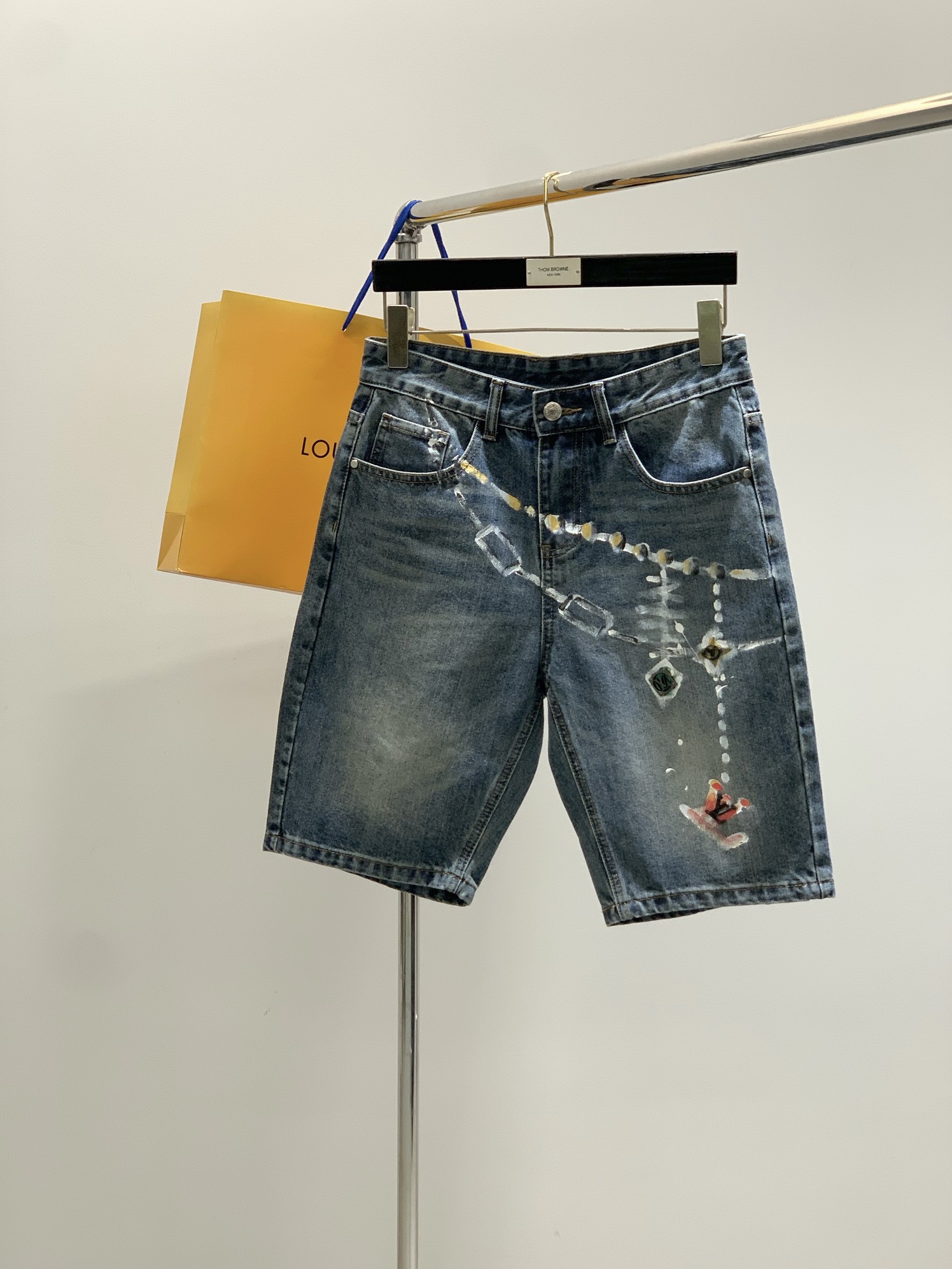 NO:433263,,Louis Vuitton, new summer style for 2025, special counters are available at the same time, original single product, wash casual denim shorts, imported original washing elastic fabric, comfortable and elastic, top-level graffiti craft letter pattern logo, original hardware and auxiliary decoration, unique design, comfortable and breathable, top body handsome, yards 29-38,,louis vuitton,louis vuitton, shorts,alexander wang19860909,LouisVuitton 路易威登,2025夏季新款,专柜同步有售,原单狠货,水洗休闲牛仔短裤,进口原版水洗弹力面料,舒适有弹性,顶级涂鸦工艺字母图案logo,原版五金辅料装饰,独特设计,舒适透气,上身帅气十足,码数29-38,,louis vuitton,louis vuitton,shorts,alexander wang,Men's clothing