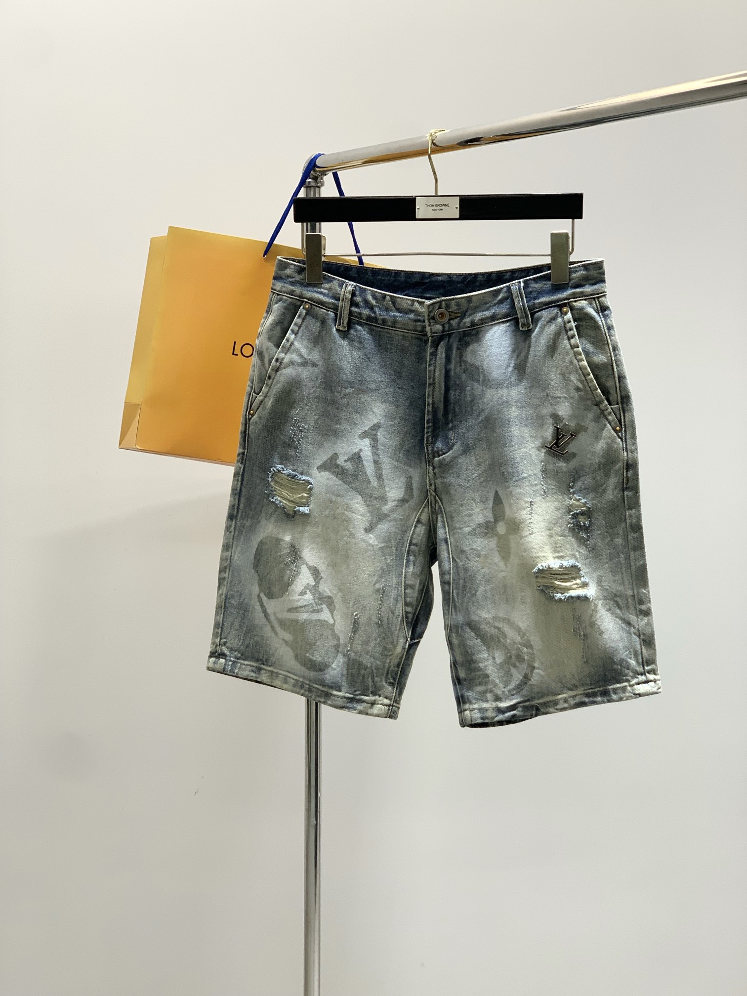 NO:433307,,Louis Vuitton, new summer style for 2025, special counters are available at the same time, original singles, washable casual denim shorts, imported original washable elastic fabric, comfortable and elastic, top-level printing craft letter pattern logo, original hardware accessories decoration, unique design, comfortable and breathable, top body handsome, yards 29-38,,louis vuitton,louis vuitton, shorts,alexander wang19860909,LouisVuitton 路易威登,2025夏季新款,专柜同步有售,原单狠货,水洗休闲牛仔短裤,进口原版水洗弹力面料,舒适有弹性,顶级印花工艺字母图案logo,原版五金辅料装饰,独特设计,舒适透气,上身帅气十足,码数29-38,,louis vuitton,louis vuitton,shorts,alexander wang,Men's clothing