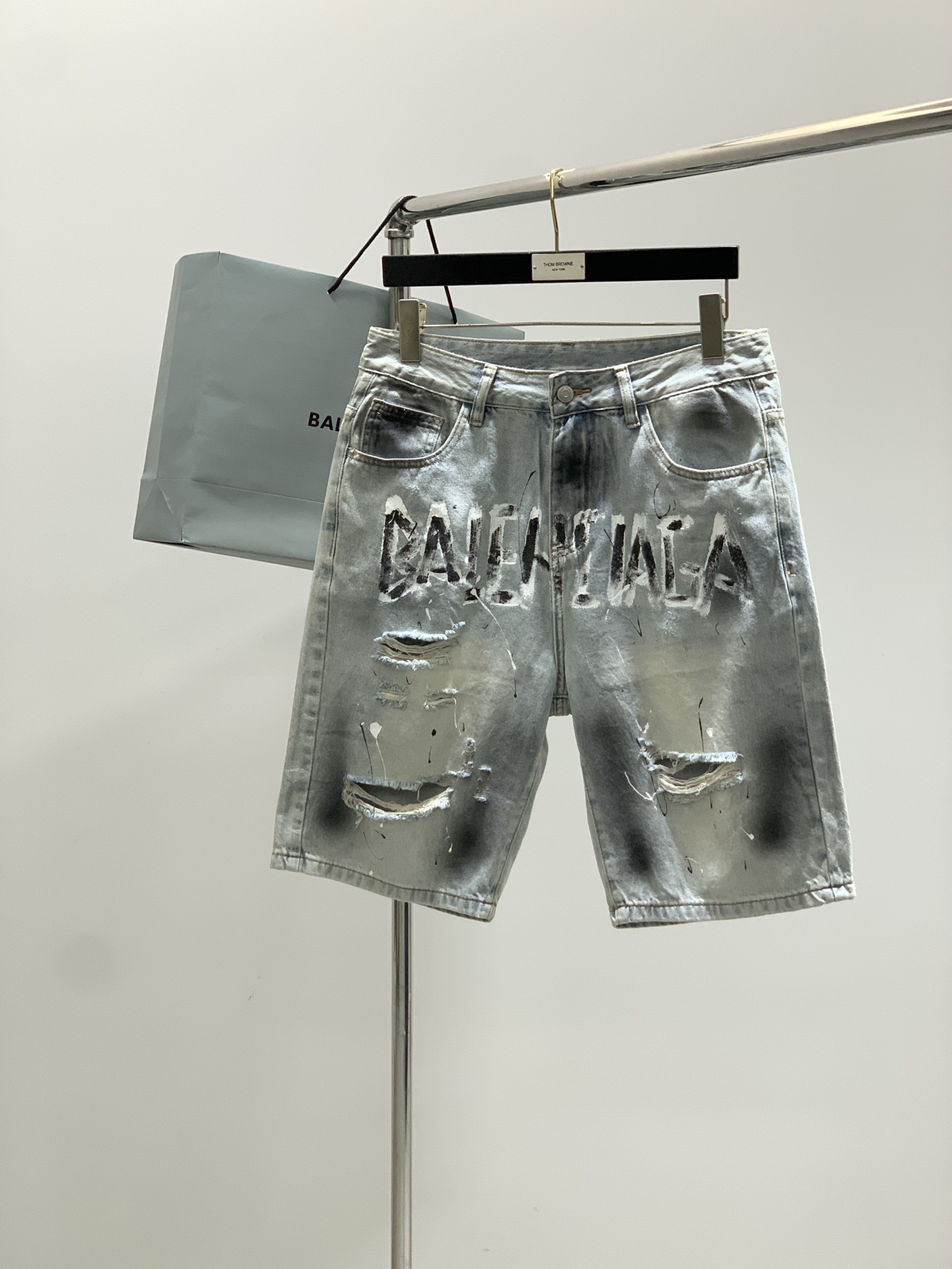 NO:450650,,Balenciaga Balenciaga, the latest summer products, the counter is available at the same time, original single-purpose goods, water-washed casual denim shorts, imported original washing elastic fabric, comfortable and elastic, top-grade graffiti craft letter pattern logo, original hardware and auxiliary decoration, super positive style, comfortable and breathable, counter quality, handsome and stylish upper body, complete three standards, 29-38,,balenciaga,balenciaga, shorts,alexander wang19860909,Balenciaga 巴黎世家,夏季最新品,专柜同步有售,原单狠货,水洗休闲牛仔短裤,进口原版水洗弹力面料,舒适有弹性,顶级涂鸦工艺字母图案Logo,原版五金辅料装饰,版型超正,舒适透气,专柜品质,上身帅气有型,三标齐全,码数29-38,,balenciaga,balenciaga,shorts,alexander wang,Men's clothing