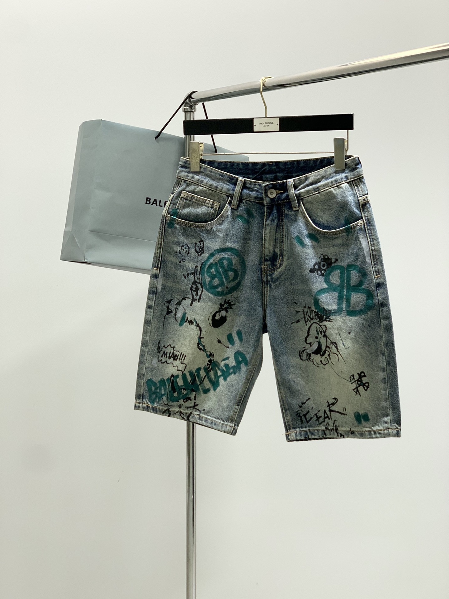 NO:450625,,Balenciaga Balenciaga, the latest summer products in 2025, the counter is available at the same time, original single-purpose goods, water-washed casual denim shorts, imported original washing elastic fabric, comfortable and elastic, top-level graffiti craft letter pattern logo, original hardware and auxiliary decoration, super positive style, comfortable and breathable, counter quality, handsome and stylish upper body, complete three standards, 29-38,,balenciaga,balenciaga, shorts,alexander wang19860909,Balenciaga 巴黎世家,2025夏季最新品,专柜同步有售,原单狠货,水洗休闲牛仔短裤,进口原版水洗弹力面料,舒适有弹性,顶级涂鸦工艺字母图案Logo,原版五金辅料装饰,版型超正,舒适透气,专柜品质,上身帅气有型,三标齐全,码数29-38,,balenciaga,balenciaga,shorts,alexander wang,Men's clothing