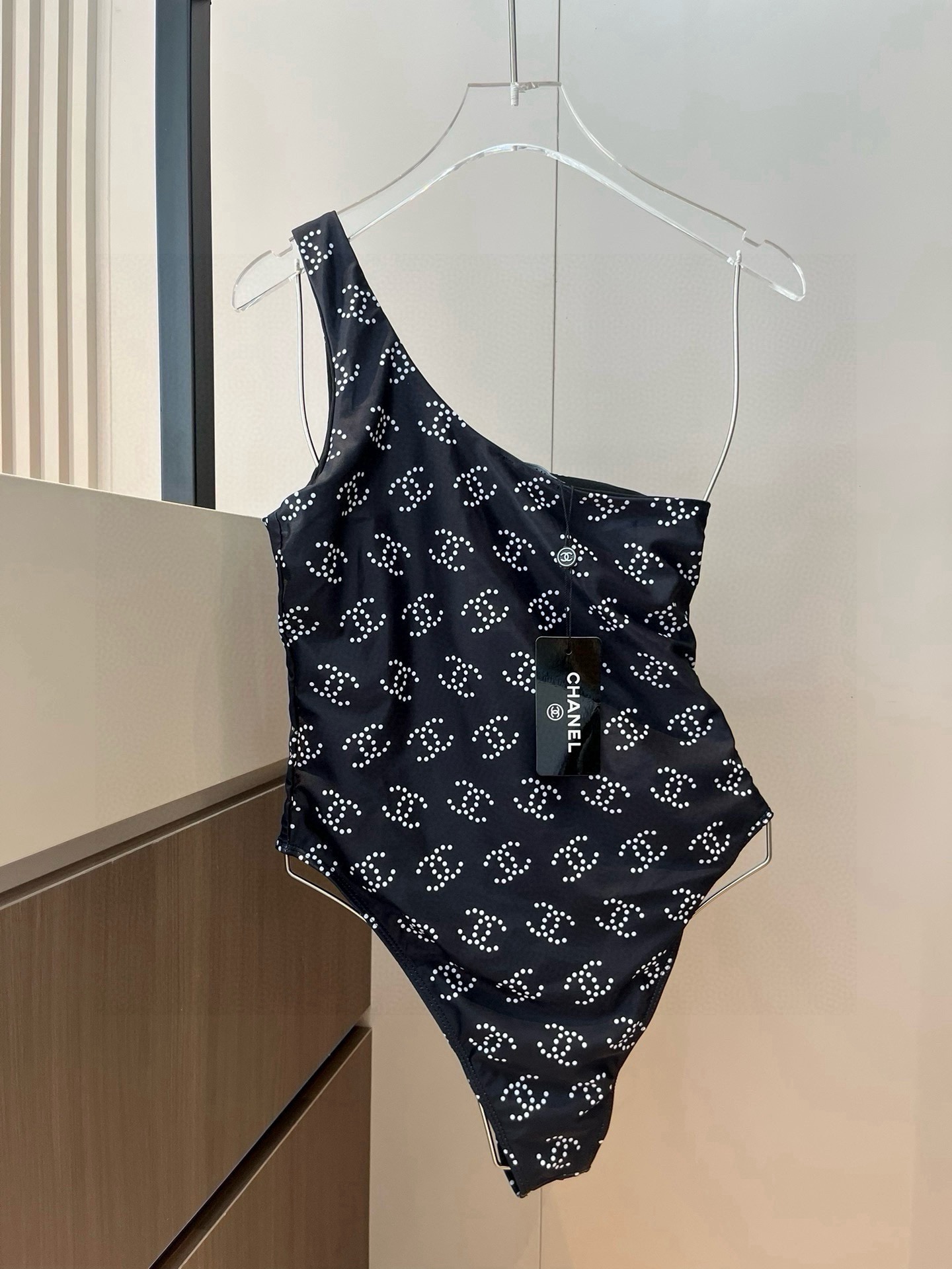 。
Chanel 香奈儿连体泳衣 😍🥰适合多种场景的游泳衣🏊‍♀️海边 游泳池 温泉 水上乐园 漂流都可