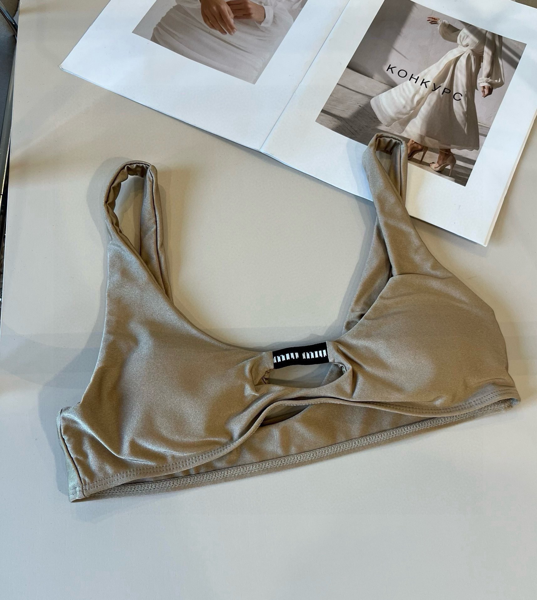 。
miumiu缪缪新款比基尼😍🥰适合多种场景的游泳衣🏊‍♀️海边 游泳池 温泉 水上乐园 漂流都可以😌