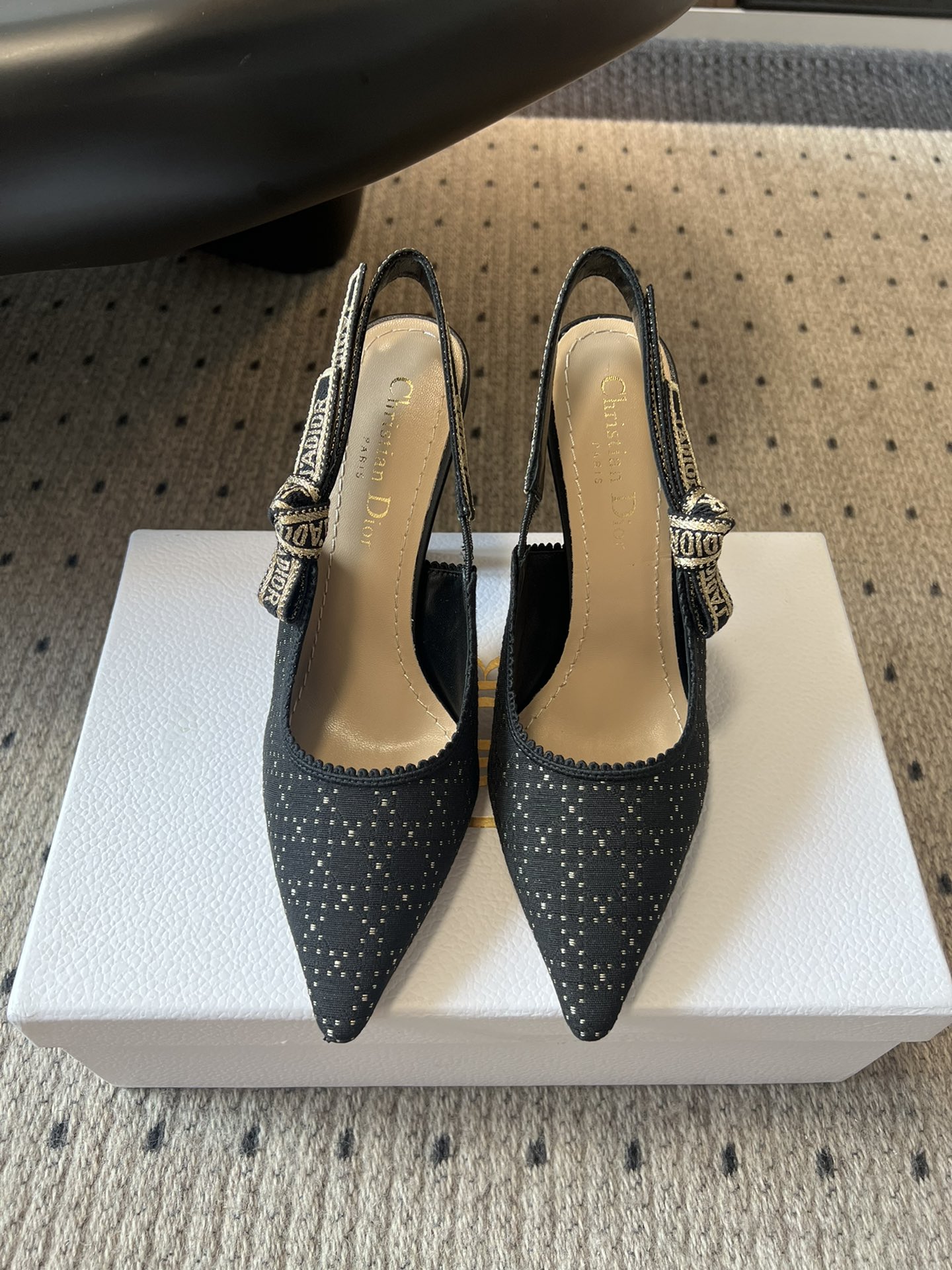 NO:421204,Top version of Dior classic black polka dot bow high heels show the example of Dior's exquisite craftsmanship. It is carefully crafted in black and white embroidery. Two-color J’Adior embroidery straps are embroidered with flat bows. Paired with two-color J’Adior logo embroidery straps, bows and 1.0 cm, 6.5 cm and 10 cm kitten heels exquisite and elegant. Two-color cotton J’Adior embroidery straps Flat bows Light-mouthed design with zigzag edges Leather sole is decorated with Christian Dior's lucky star symbol size34-42 (34.40.41.42 custom-made non-return), high heels sandals, dior, sandals, high heels19860909顶级版本 Dior 经典款黑色波点蝴蝶结高跟鞋 彰显 Dior 精湛工艺的典范之作.采用黑白刺绣精心制作.双色 J’Adior 刺绣饰带点缀以扁平蝴蝶结.搭配双色 J’Adior 标志刺绣饰带、蝴蝶结和 1.0 厘米、6.5 厘米 和 10 厘米小猫跟 精致高雅. 双色棉质 J‘Adior 刺绣饰带 扁平蝴蝶结 浅口设计搭配锯齿形边缘 皮革鞋底饰以 Christian Dior 的幸运星符号 size34-42（34.40.41.42定做不退换）,高跟鞋凉鞋,dior,sandals,high heels,Women's Shoes