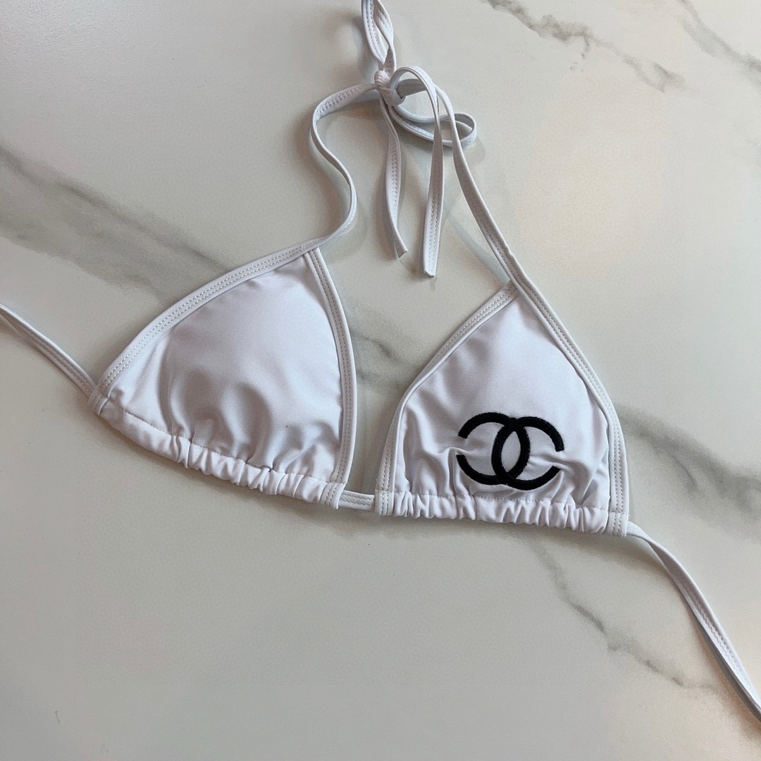 。
Chanel 香奈儿 比基尼👙
🛒🆕 🆕🆕，夏天🧊快到啦，这件泳衣太绝了，上身超A，又纯又欲🛍非常高