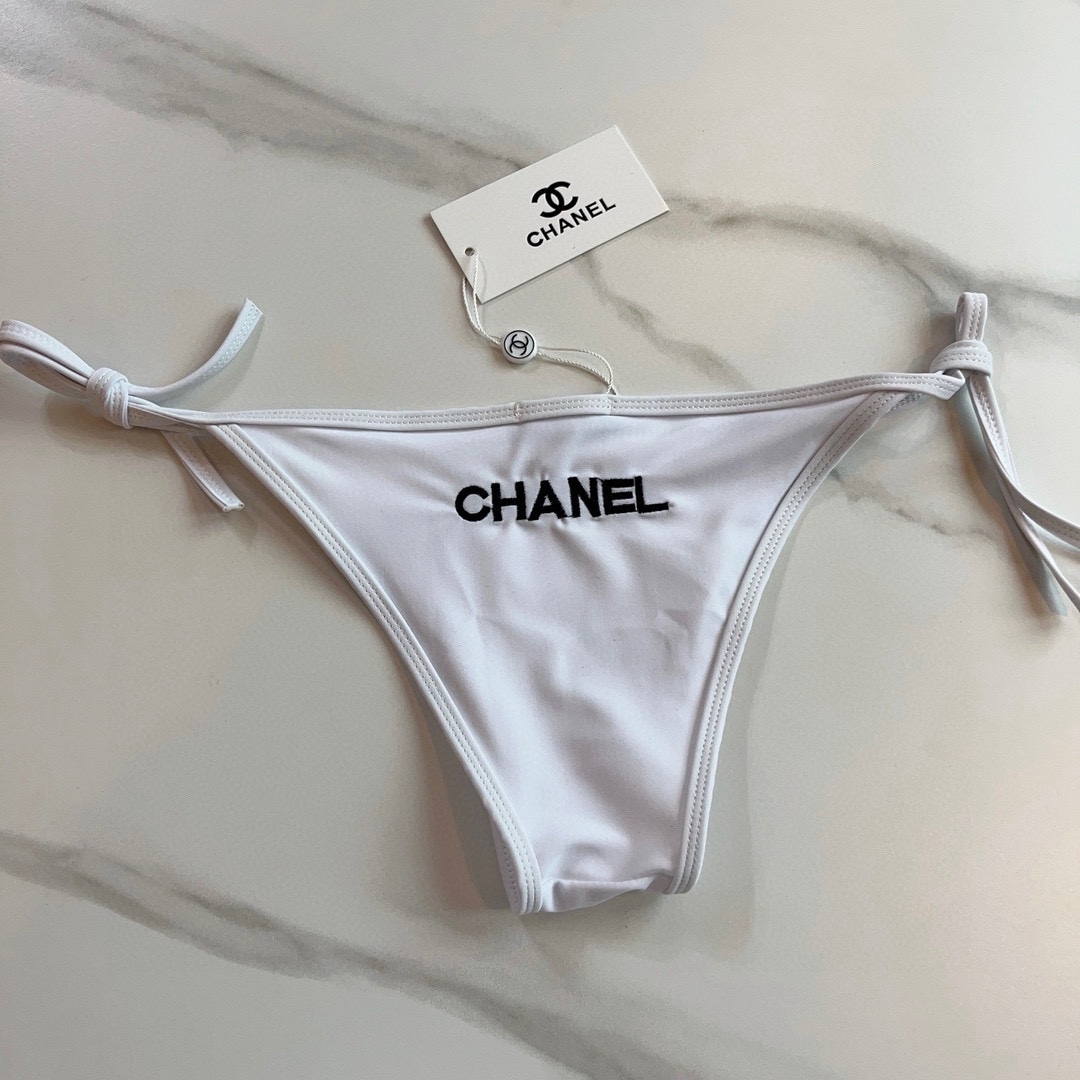 。
Chanel 香奈儿 比基尼👙
🛒🆕 🆕🆕，夏天🧊快到啦，这件泳衣太绝了，上身超A，又纯又欲🛍非常高