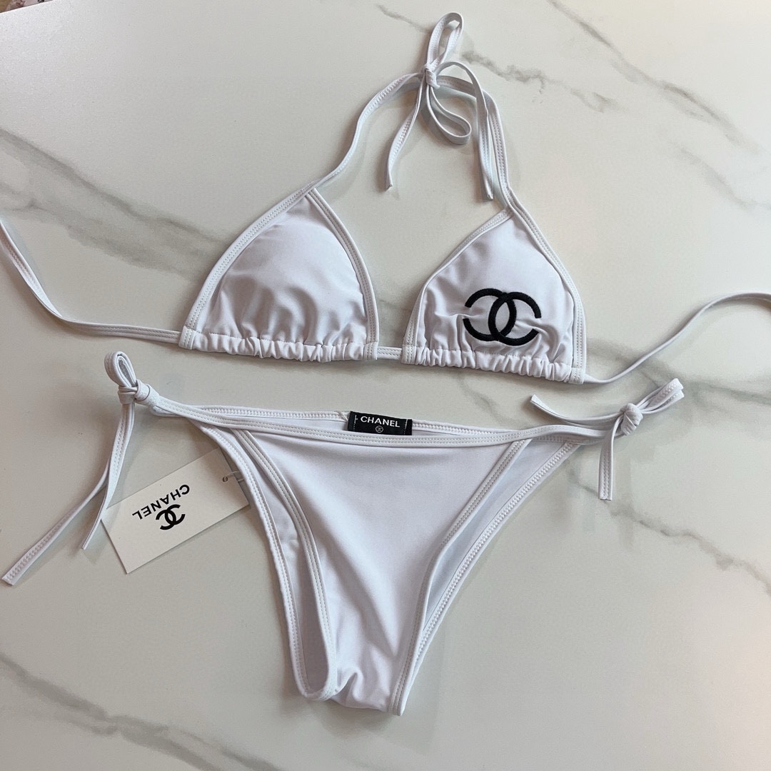 。
Chanel 香奈儿 比基尼👙
🛒🆕 🆕🆕，夏天🧊快到啦，这件泳衣太绝了，上身超A，又纯又欲🛍非常高