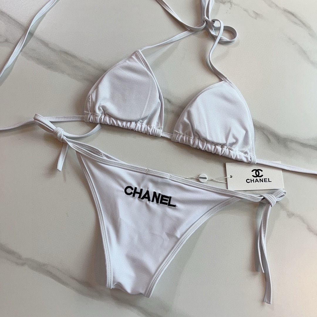 。
Chanel 香奈儿 比基尼👙
🛒🆕 🆕🆕，夏天🧊快到啦，这件泳衣太绝了，上身超A，又纯又欲🛍非常高