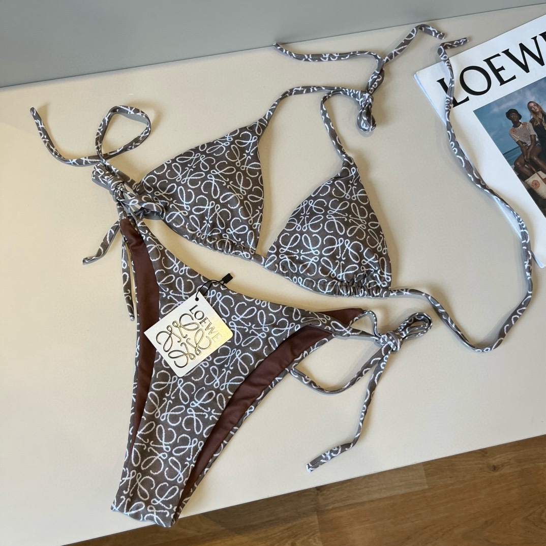。
罗意威LOEWE新款比基尼泳衣👙❤️😍🥰适合多种场景的游泳衣🏊‍♀️海边 游泳池 温泉 水上乐园 漂