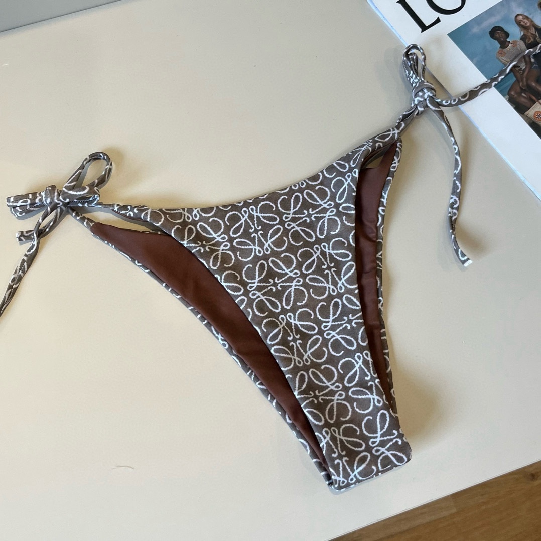 。
罗意威LOEWE新款比基尼泳衣👙❤️😍🥰适合多种场景的游泳衣🏊‍♀️海边 游泳池 温泉 水上乐园 漂