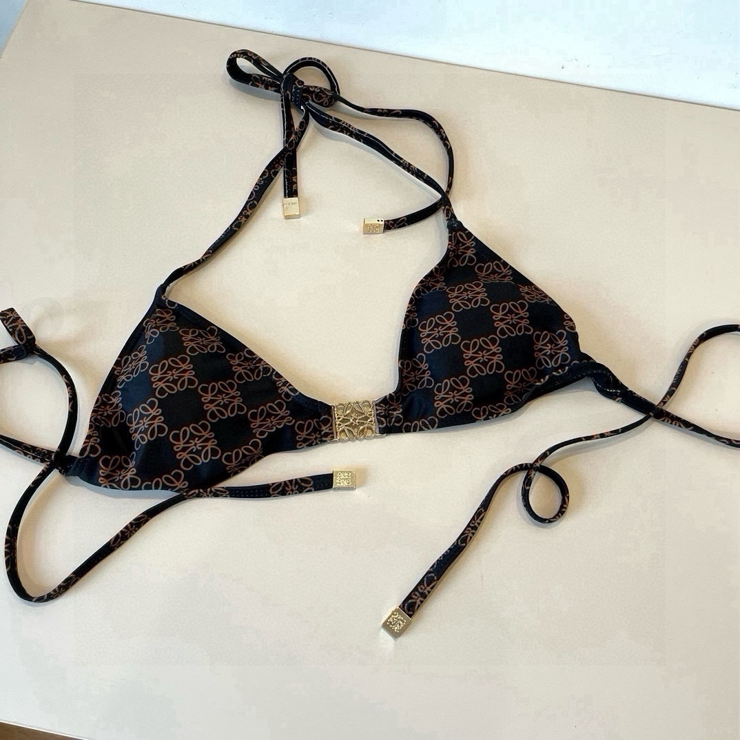 。
LOEWE罗意威 新款比基尼😍🥰适合多种场景的游泳衣🏊‍♀️海边 游泳池 温泉 水上乐园 漂流都可以