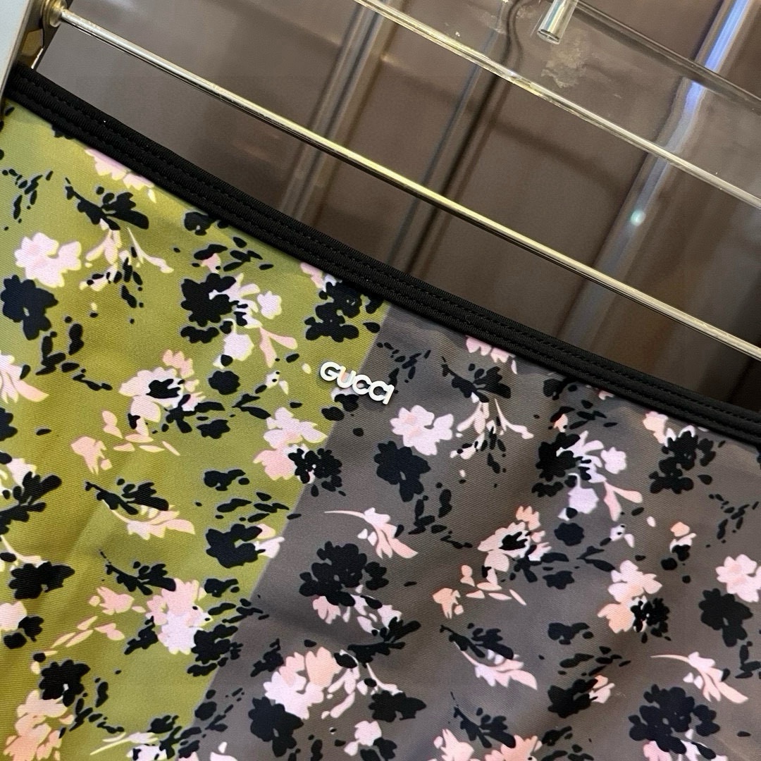。
Gucci古奇比基尼👙 吊带背心+三角裤 上身超级棒！同步各大专柜发售，自然而然呈现时尚感！十分减龄