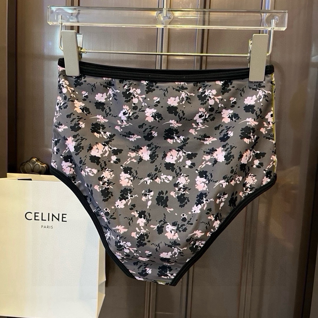 。
Gucci古奇比基尼👙 吊带背心+三角裤 上身超级棒！同步各大专柜发售，自然而然呈现时尚感！十分减龄