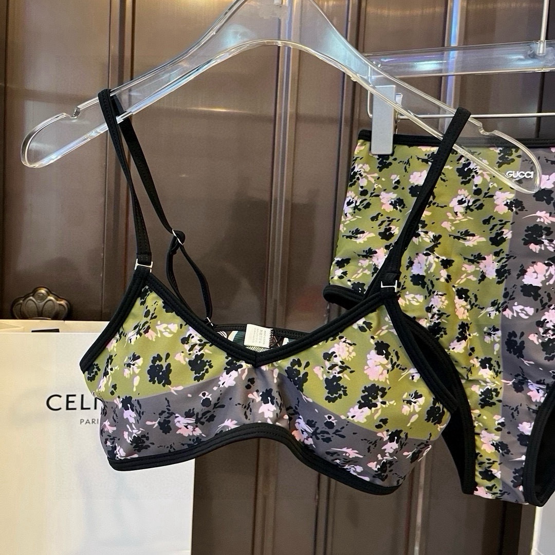 。
Gucci古奇比基尼👙 吊带背心+三角裤 上身超级棒！同步各大专柜发售，自然而然呈现时尚感！十分减龄