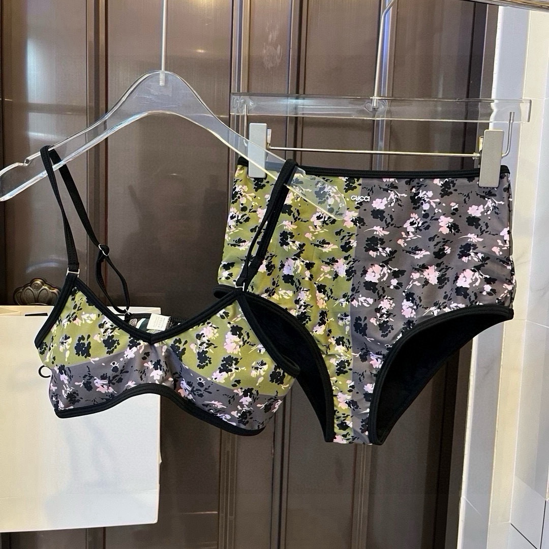 。
Gucci古奇比基尼👙 吊带背心+三角裤 上身超级棒！同步各大专柜发售，自然而然呈现时尚感！十分减龄