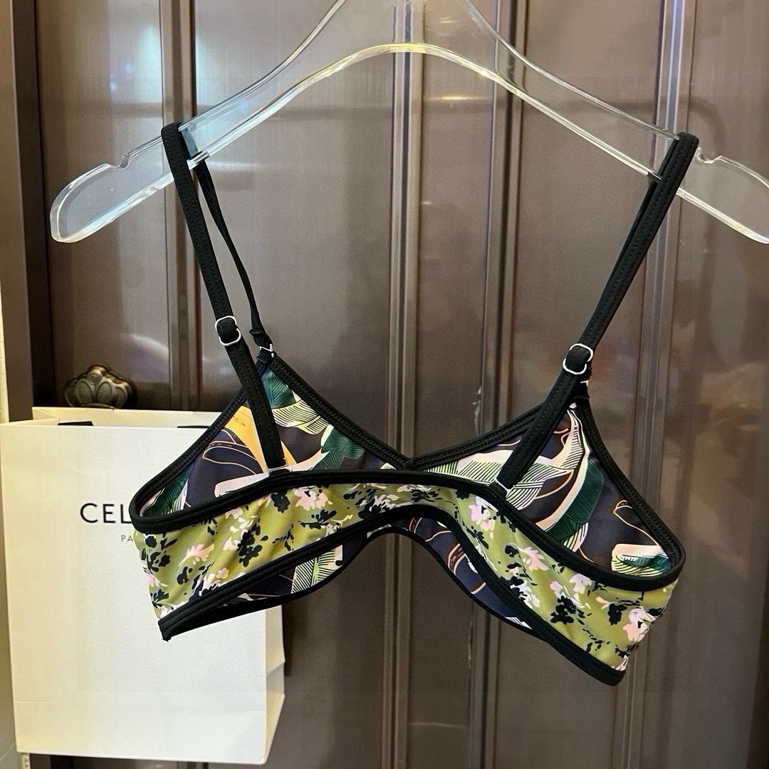 。
Gucci古奇比基尼👙 吊带背心+三角裤 上身超级棒！同步各大专柜发售，自然而然呈现时尚感！十分减龄