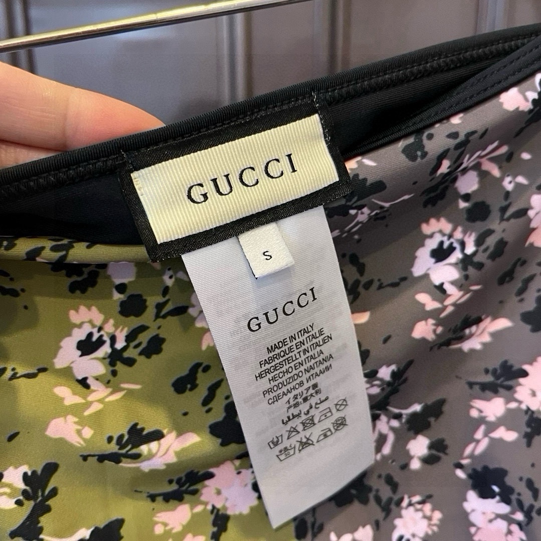 。
Gucci古奇比基尼👙 吊带背心+三角裤 上身超级棒！同步各大专柜发售，自然而然呈现时尚感！十分减龄