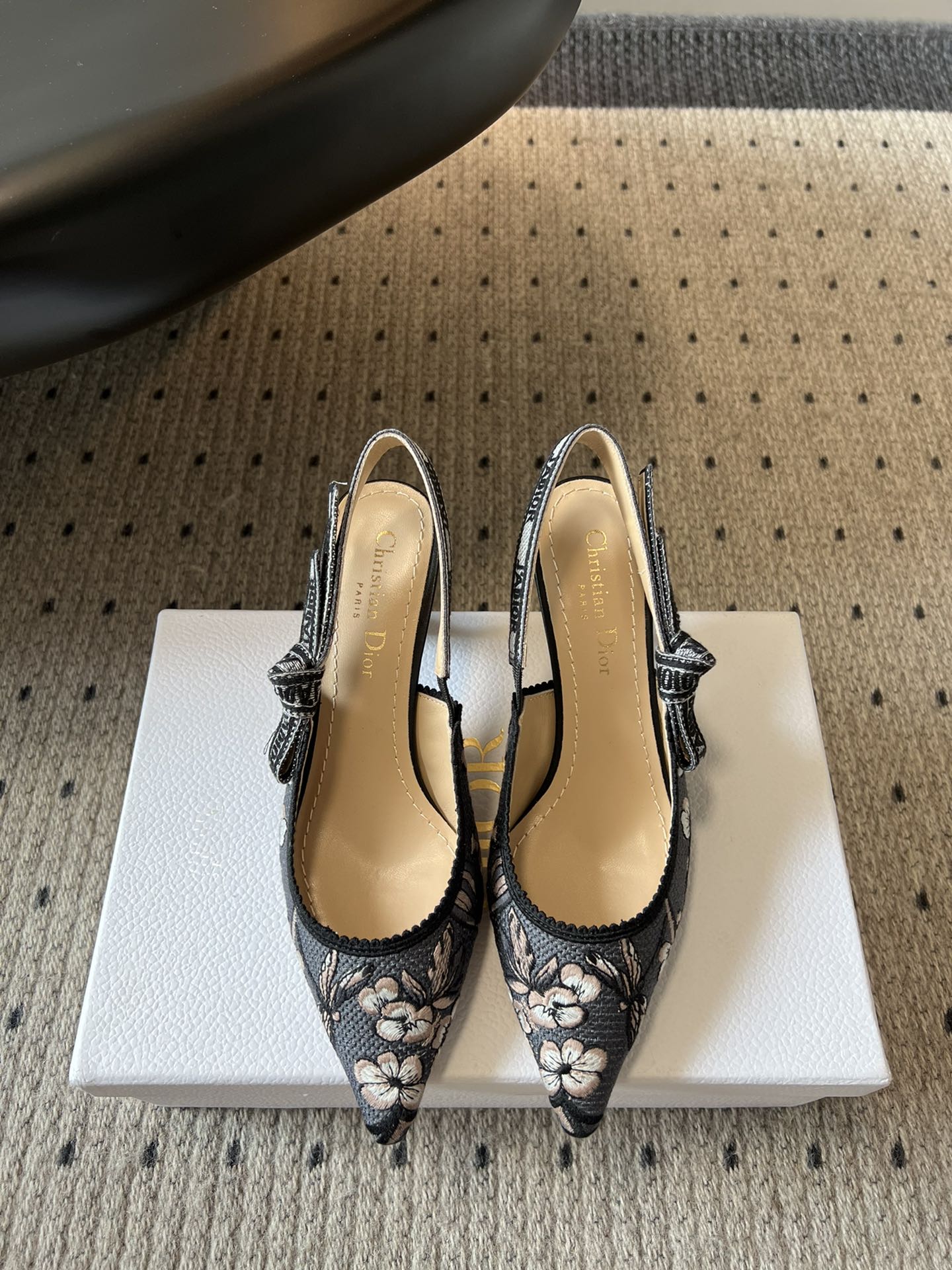 NO:421214,Top version of Dior classic multi-color embroidered print high heels show the example of Dior's exquisite craftsmanship. It is carefully crafted with multi-color embroidery. Three-color J’Adior embroidery straps are embroidered with flat bows. Paired with three-color J’Adior logo embroidery straps, bows and 1.0 cm, 6.5 cm and 10 cm exquisite and elegant. Three-color cotton J’Adior embroidery straps Flat bows Light-mouthed design with zigzag edges Leather sole is decorated with Christian Dior's lucky star symbol size34-42 (34.40.41.42 custom-made non-return), high heels sandals, dior, sandals, high heels19860909顶级版本 Dior 经典款多色刺绣印花高跟鞋 彰显 Dior 精湛工艺的典范之作.采用多色刺绣精心制作.三色 J’Adior 刺绣饰带点缀以扁平蝴蝶结.搭配三色 J’Adior 标志刺绣饰带、蝴蝶结和 1.0 厘米、6.5 厘米 和 10 厘米 精致高雅. 三色棉质 J‘Adior 刺绣饰带 扁平蝴蝶结 浅口设计搭配锯齿形边缘 皮革鞋底饰以 Christian Dior 的幸运星符号 size34-42（34.40.41.42定做不退换）,高跟鞋凉鞋,dior,sandals,high heels,Women's Shoes