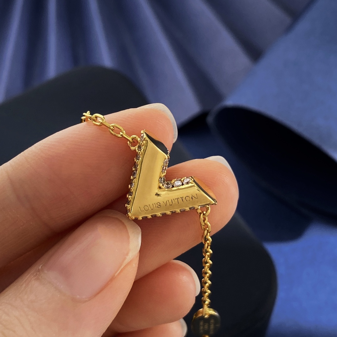  LU92 55 55
LV路易威登新款时尚轻奢满钻V字母吊坠手链 黄铜材质 金银2个色 重约6.6g 