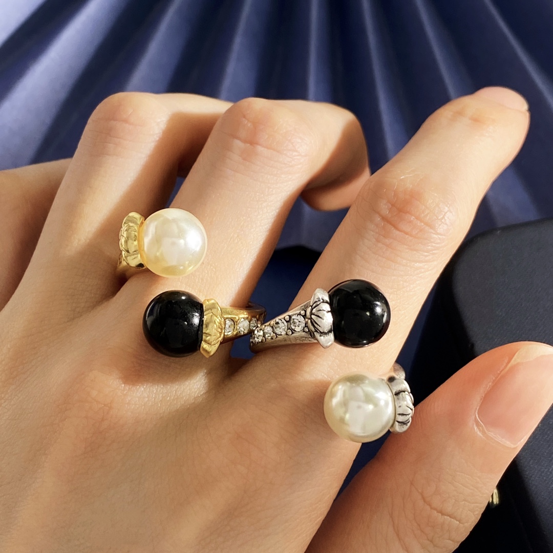 Vintage Versace Medusa Head Ring in Brass with Black and White Pearls, 6.25g. - 图片 8