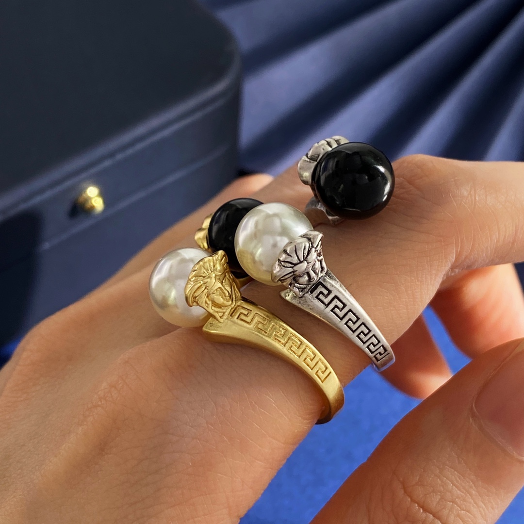 Vintage Versace Medusa Head Ring in Brass with Black and White Pearls, 6.25g. - 图片 2
