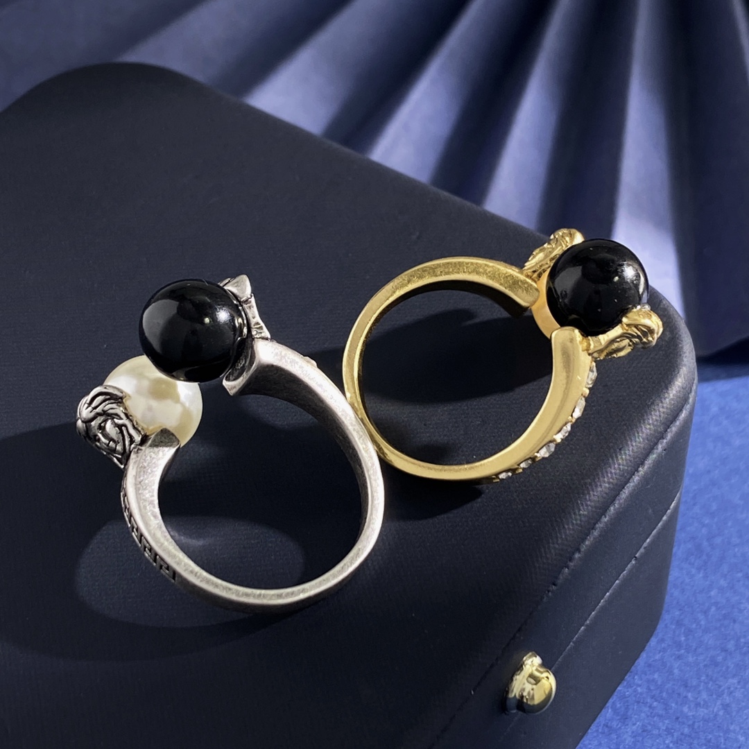 Vintage Versace Medusa Head Ring in Brass with Black and White Pearls, 6.25g. - 图片 9