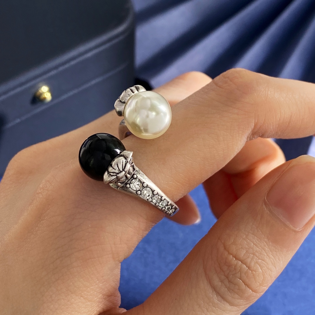Vintage Versace Medusa Head Ring in Brass with Black and White Pearls, 6.25g. - 图片 6