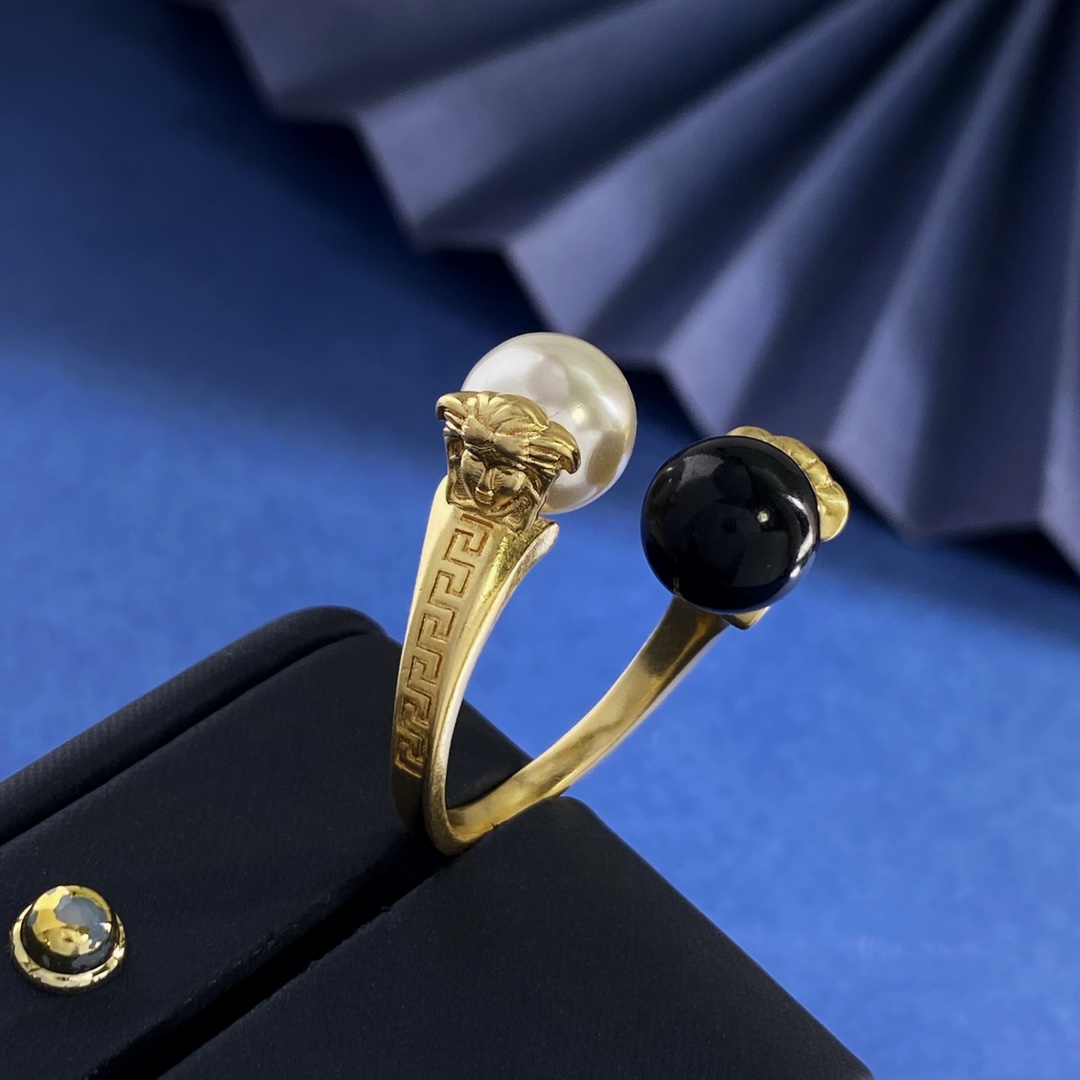 Vintage Versace Medusa Head Ring in Brass with Black and White Pearls, 6.25g. - 图片 5