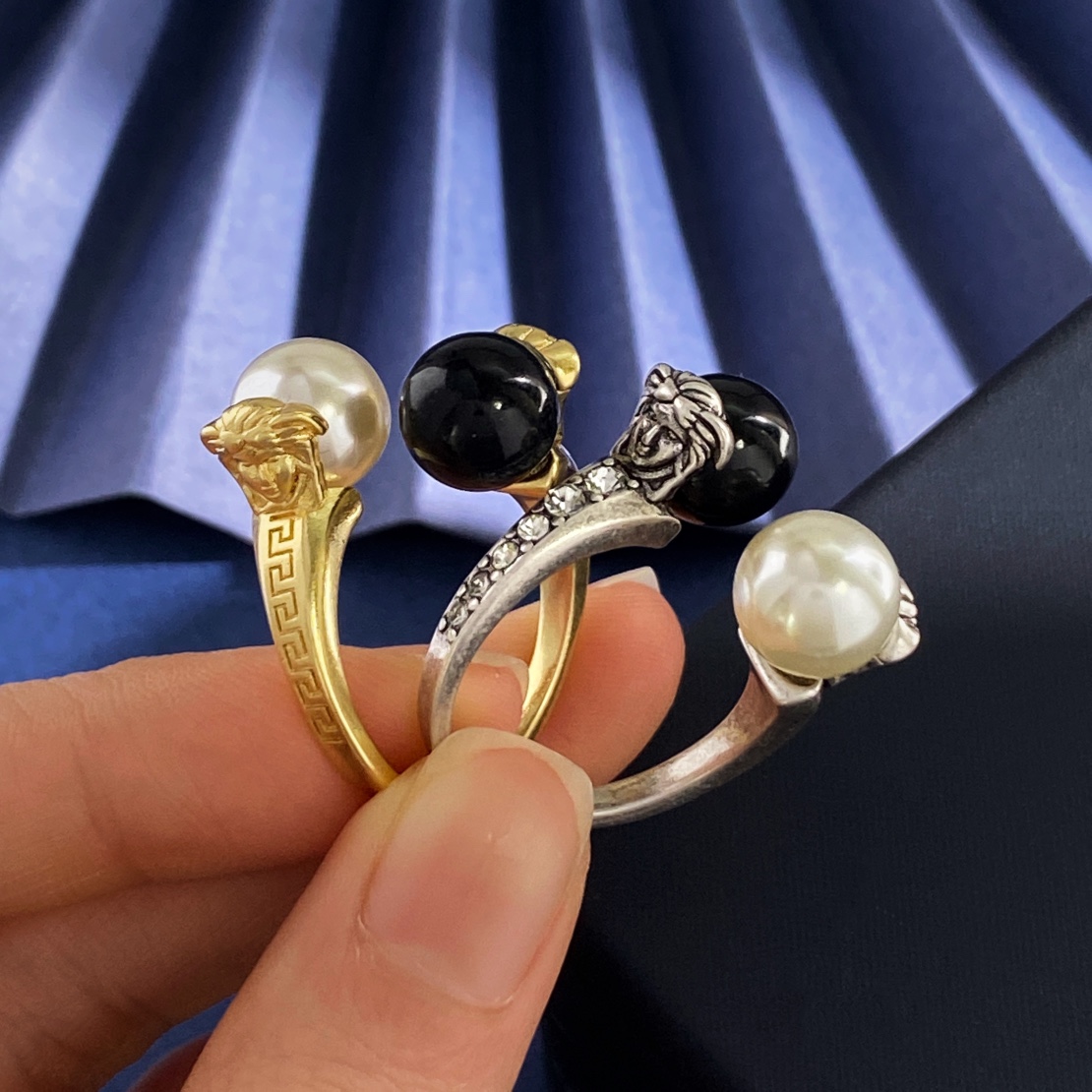 Vintage Versace Medusa Head Ring in Brass with Black and White Pearls, 6.25g. - 图片 1