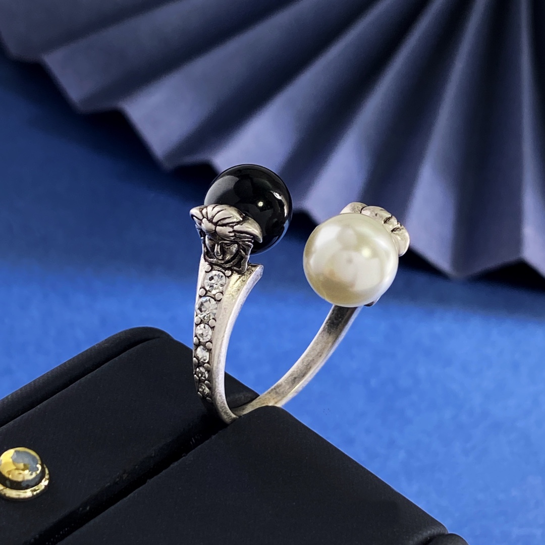 Vintage Versace Medusa Head Ring in Brass with Black and White Pearls, 6.25g. - 图片 4