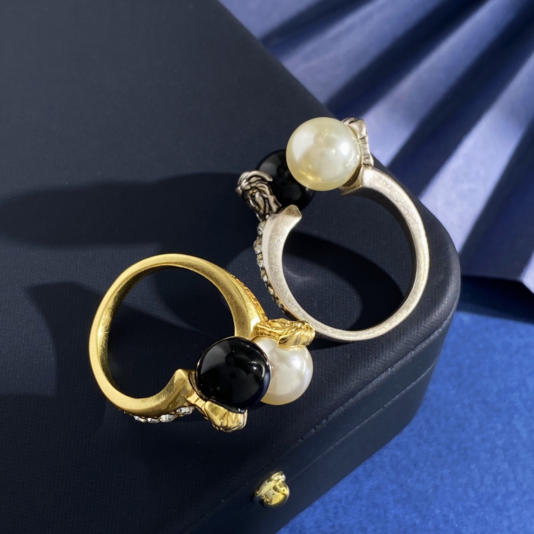 Vintage Versace Medusa Head Ring in Brass with Black and White Pearls, 6.25g. - 图片 3