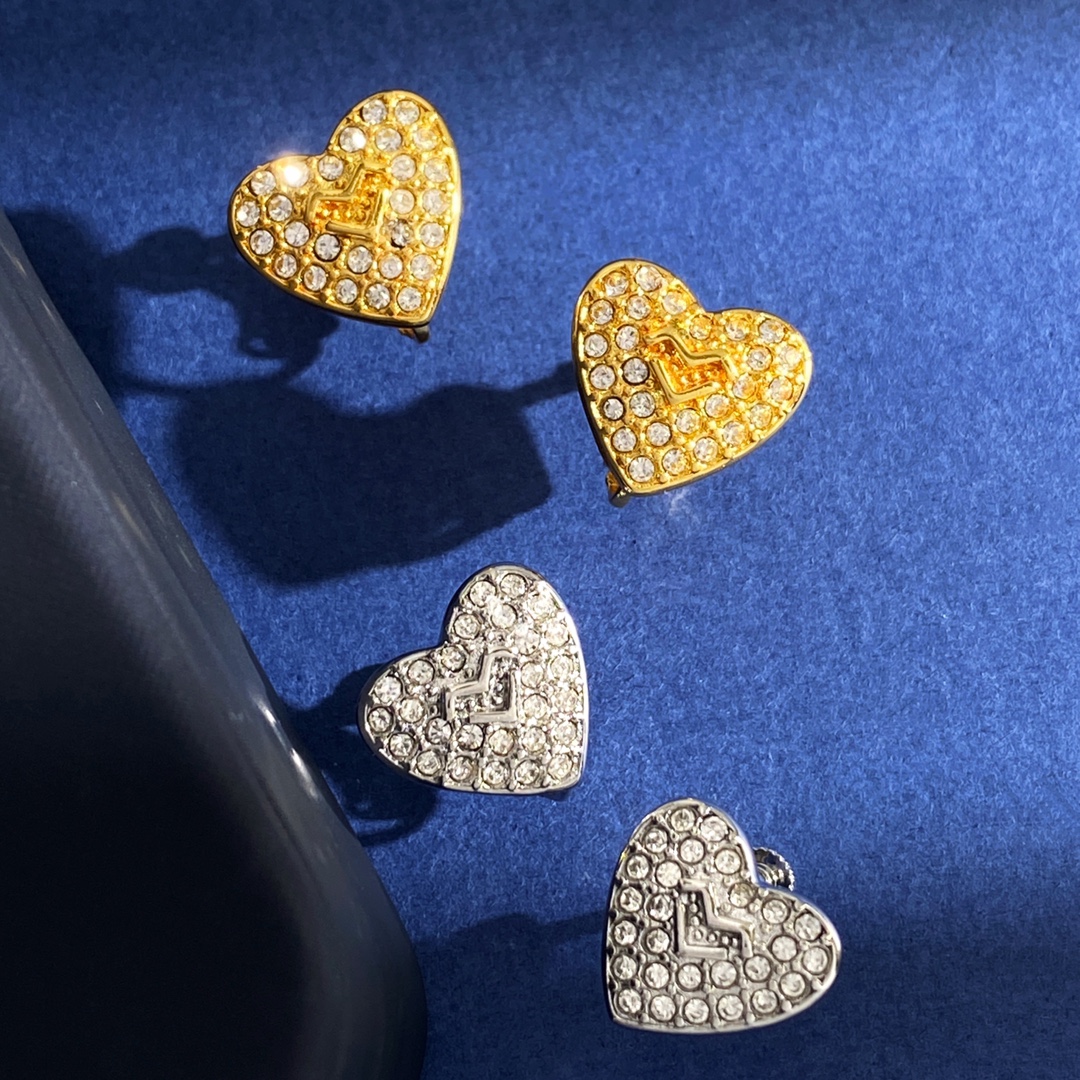  耳夹HL92 60 60
华伦天奴Valentino时尚轻奢满钻爱心形独特个性设计耳夹耳拍耳钉黄铜材质