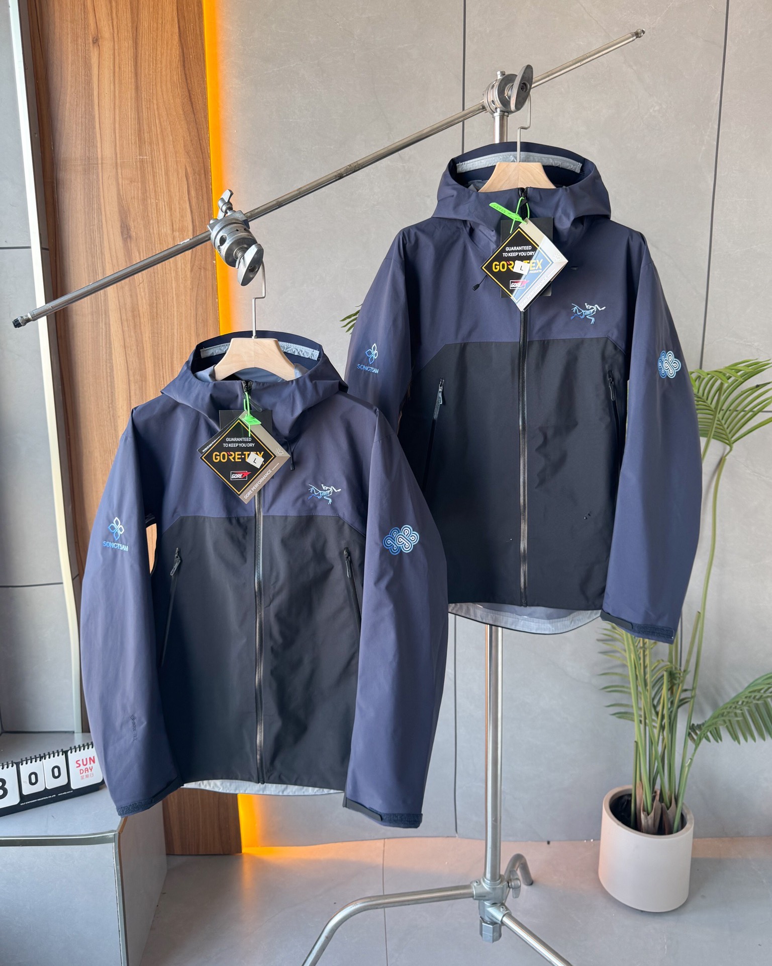 NO:508177,High-end quality assurance exclusive first release [high-version hard shell jacket] Arcteryx Archaeopteryx SONGTSAM Songzan co-branded series Namcuo BETA SL GAMMA Namcuo  From Kavagbo, the top of the snowy mountain in Meili, to Nangabawa, the eastern secret land of the Himalayas, the destination of the Archaeopteryx will be explored locally from mountain to water to the plateau holy lake Namcuo, which is an altitude of 4,718 meters. The new Namcuo theme series will be launched soon. The series is inspired by Namcuo Lake, paying tribute to the symbiotic wisdom of the thousand-year-old local culture - the charming transformation of the blue of the lake, nurturing a place of water and soil, and is also the local spiritual totem that has been passed down for thousands of years. The core design element is the gradient blue knot symbol condensed by Namcuo Blue: the gradient blue reproduces the ever-stop charming dynamics of Namcuo, and breaks through the single tone limitation with its inclusive beauty, flowing beauty, and fusion beauty. Use a series of gradient blues to convey the local cultural spirit of harmonious coexistence between man and nature;  Flowing knots connect the veins of mountains and lakes with winding curves, connecting people and lakes, people and mountains, people and people, and people and all things, paying tribute to the natural philosophy of 'synthetic symbiosis' in the local area. Color picture color Size S-2XL S bust 112 long 72 shoulder width 50 sleeve length 64.5 M bust 116 long 74 shoulder width 51 sleeve length 66 L bust 120 long 76 shoulder width 52 sleeve length 67.5 XL bust 124 long 78 shoulder width 53 sleeve length 69 2XL bust 128 long 80 shoulder width 54 sleeve length 70.5 Weight 100 catties-120 catties recommended wearing S 120 catties-160 catties recommended wearing M catties-180 catties-180 catties recommended wearing XL 180 catties-200 catties recommended wearing 2XL  Manual measurement, there is an error of 1-2cm, subject to the actual object, arc'teryx, alexander wang19860909高端品质保证独家首发【高版本硬壳冲锋衣】 Arcteryx始祖鸟SONGTSAM松赞联名系列纳木措BETA SL GAMMA纳木措 从梅里雪山之巅卡瓦格博,到喜马拉雅山脉的东部秘境南迦巴瓦,年始祖鸟将在地探索的目的地由山至水延伸至海拔4718米的高原圣湖纳木措,即将推出全新的纳木措主题系列.系列灵感源自纳木措湖,致敬在地文化传承千年的共生智慧-湖水之蓝迷人变换,养育一方水土,更是当地传承千年的精神图腾.核心设计元素为纳木措蓝凝练而成的渐变蓝色绳结标志:渐变的蓝,再现纳木措那永不停歇的迷人动态,以其包容之美、流动之美、融合之美突破单一的色调限制,用一系列渐变的蓝调,传递人与自然和谐共生的在地文化精神; 流动的绳结,以蜿蜒曲线勾连山湖脉络,将人与湖、人与山、人与人、人与万物相连,致敬在地“万物共生”的自然哲学. 颜色图片色 尺码S-2XL S胸围112衣长72肩宽50袖长64.5 M胸围116衣长74肩宽51袖长66 L胸围120衣长76肩宽52袖长67.5 XL胸围124衣长78肩宽53袖长69 2XL胸围128衣长80肩宽54袖长70.5 体重 100斤-120斤推荐穿 S 120斤-斤推荐穿 M 斤-160斤推荐穿 L 160斤-180斤推荐穿 XL 180斤-200斤推荐穿 2XL 手工测量,有1-2cm误差,以实物为准,arc'teryx,alexander wang,Men's clothing