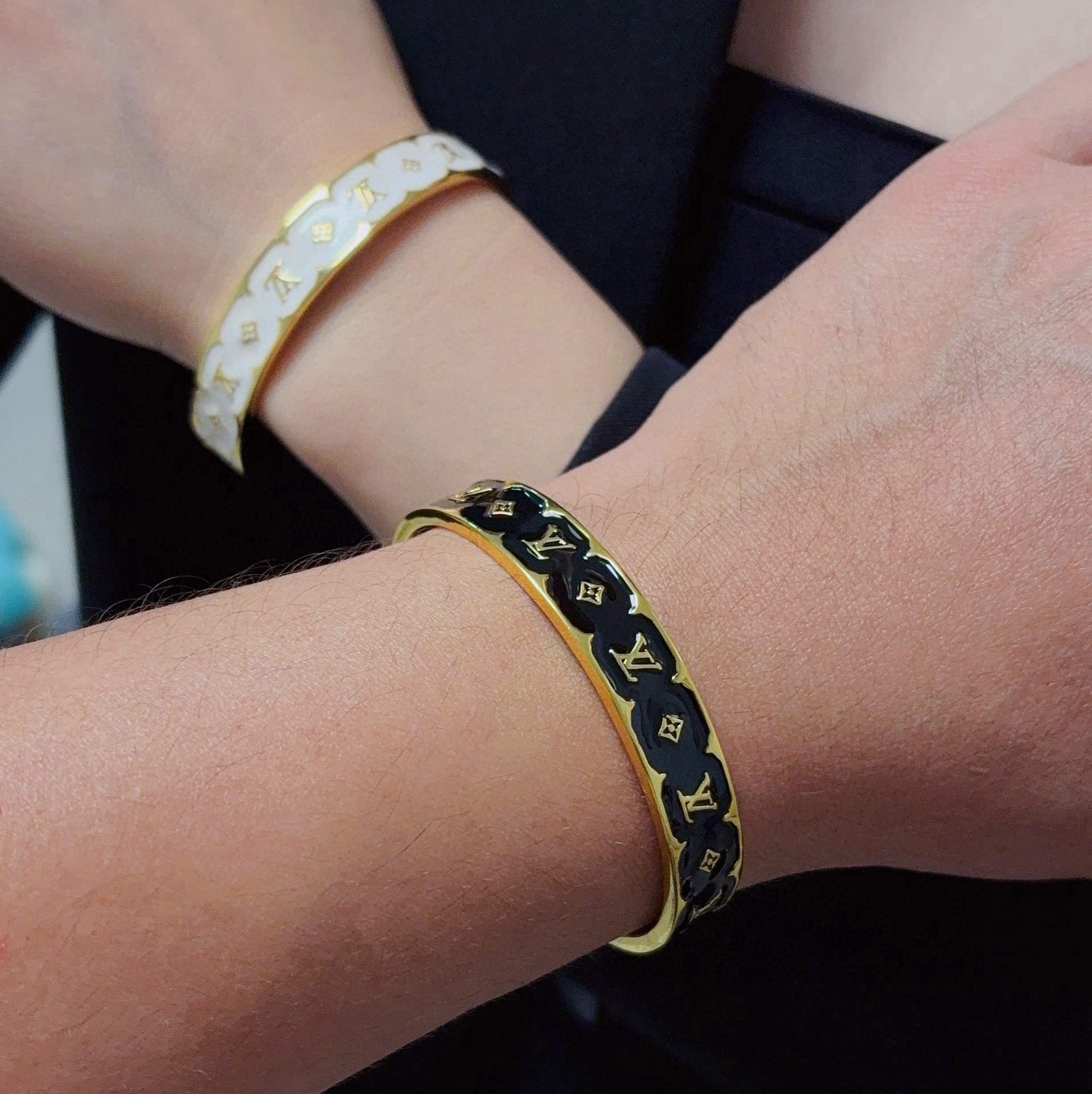 Bracelet Louis Vuitton avec Logo Coloré, Design Vintage et Élégant en 14K