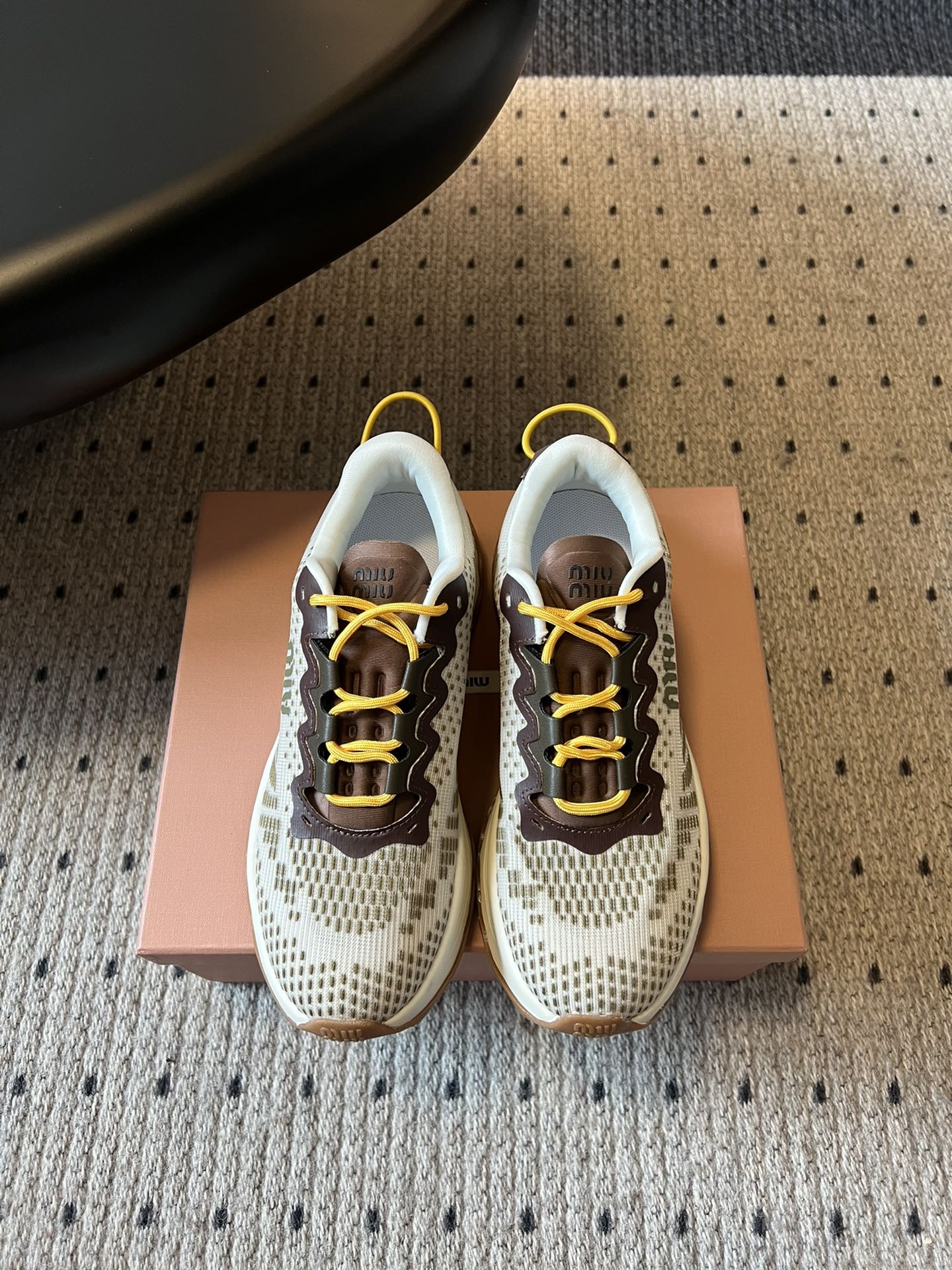 NO:482840,MiuMiu co-branded thick-soled sneakers. Miu Miu quietly turned to the shelves, a thick-soled sneaker called Technical fabric sneakers. A popular sneaker that has to be bought. A fashion, high-end. It is very comfortable to match it casually. It is a must-have for the year. The latest catwalk sports dad shoes that are popular among bloggers at home and abroad. Xiaohongshu grass planting series. Original weaving surface. Mixed-bred sheepskin inside. Original private model outsole. Size women 35-40 (women 40 custom made without return). Casual shoes/sports shoes, miumiu, sneakers, sheepskin19860909MiuMiu联名款厚底运动鞋 这双鞋好哇塞 Miu Miu 悄然转向,上架了一款名为 Technical fabric sneakers 的厚底运动鞋 颜值担当火爆款运动鞋 不得不入的一款～时尚,高级 随意搭配上脚非常舒适,年度必入款 最新走秀款运动老爹鞋国内外博主刷爆的一款,小红书种草系列 原版织布面 内里混种羊皮里,原版私模大底 Size女35-40（女40 订做不退换）,休闲鞋/运动鞋,miumiu,sneakers,sheepskin,Women's Shoes