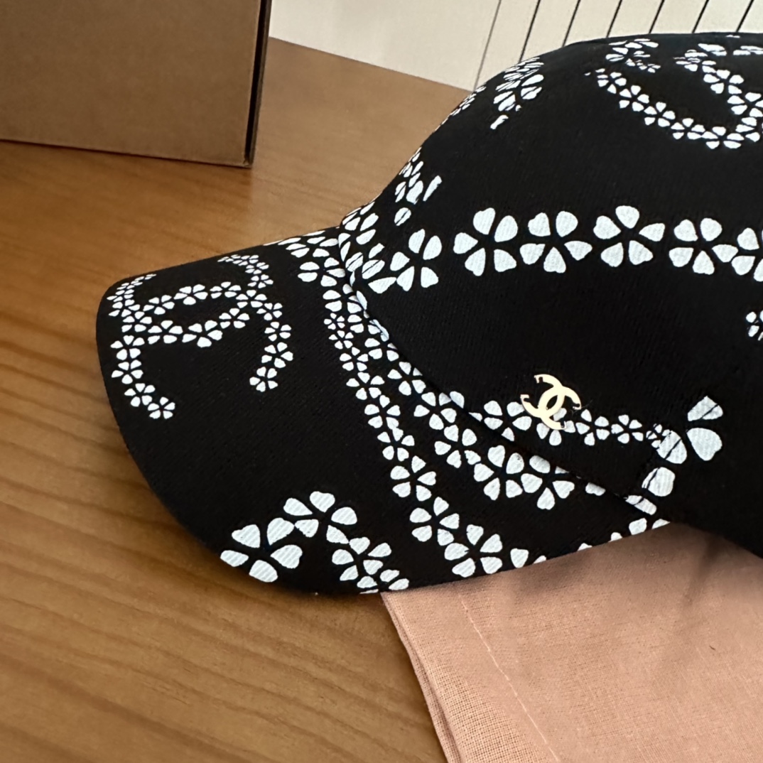 

香奈儿CHANEL 新品高定棒球帽，小香logo经典简约，时尚休闲设计 跑量新品