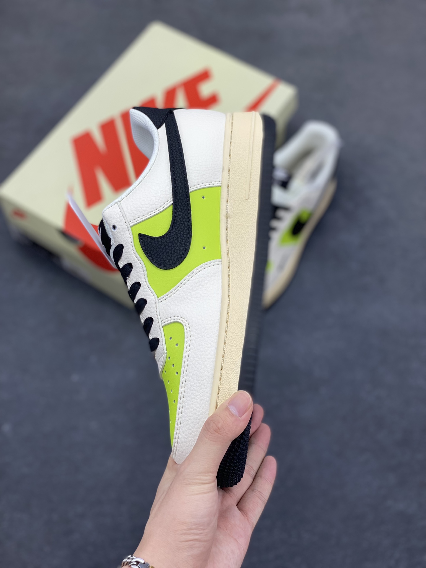 图片[3]-Nike Air Force 1 \’07 Low “斯图西联名——荧光英文米黑”空军一号 低帮 运动鞋 休闲鞋 折边针车 工艺难度大 原楦头原纸板 原装鞋盒 定制五金配件 内置全掌气垫 原厂鞋底 货号：QW5836-002 尺码：36 36.5 37.5 38 38.5 39 40 40.5 41 42 42.5 43 44 44.5 45-选品中心