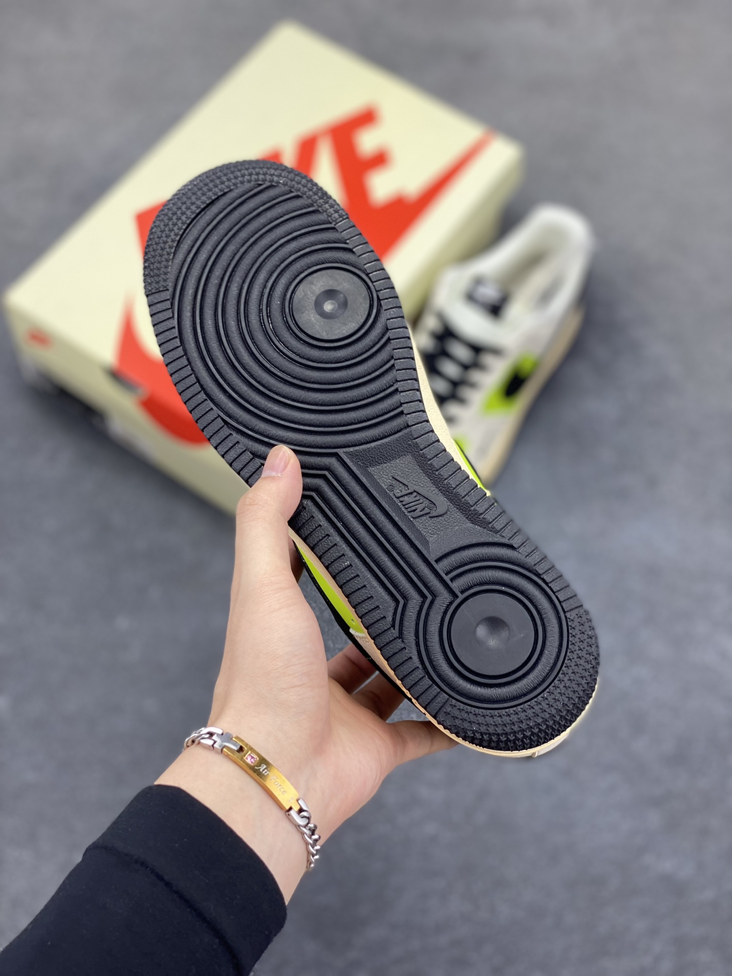 图片[5]-Nike Air Force 1 \’07 Low “斯图西联名——荧光英文米黑”空军一号 低帮 运动鞋 休闲鞋 折边针车 工艺难度大 原楦头原纸板 原装鞋盒 定制五金配件 内置全掌气垫 原厂鞋底 货号：QW5836-002 尺码：36 36.5 37.5 38 38.5 39 40 40.5 41 42 42.5 43 44 44.5 45-选品中心