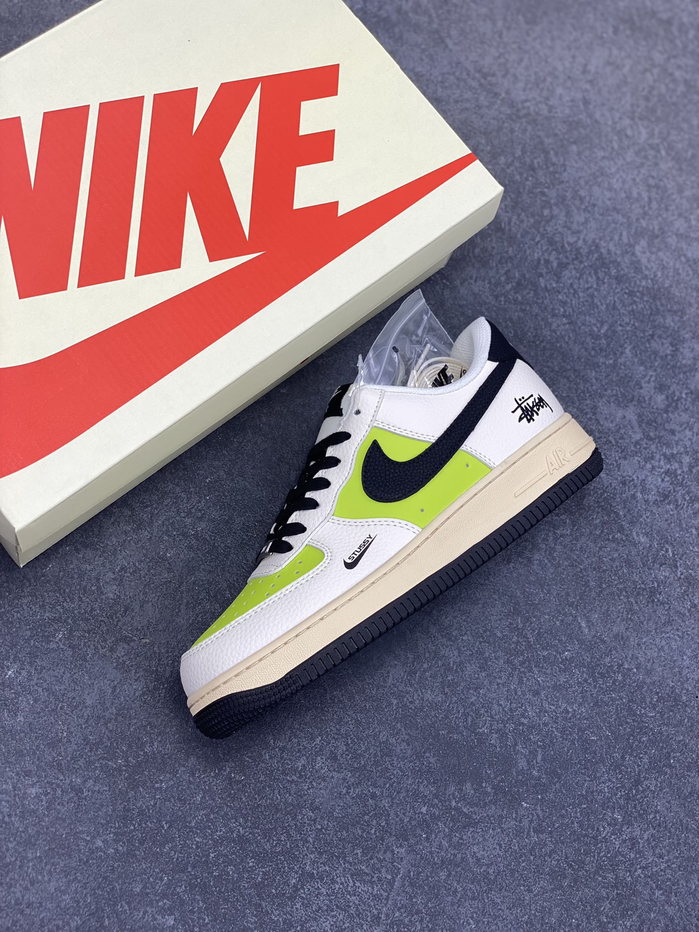 图片[7]-Nike Air Force 1 \’07 Low “斯图西联名——荧光英文米黑”空军一号 低帮 运动鞋 休闲鞋 折边针车 工艺难度大 原楦头原纸板 原装鞋盒 定制五金配件 内置全掌气垫 原厂鞋底 货号：QW5836-002 尺码：36 36.5 37.5 38 38.5 39 40 40.5 41 42 42.5 43 44 44.5 45-选品中心