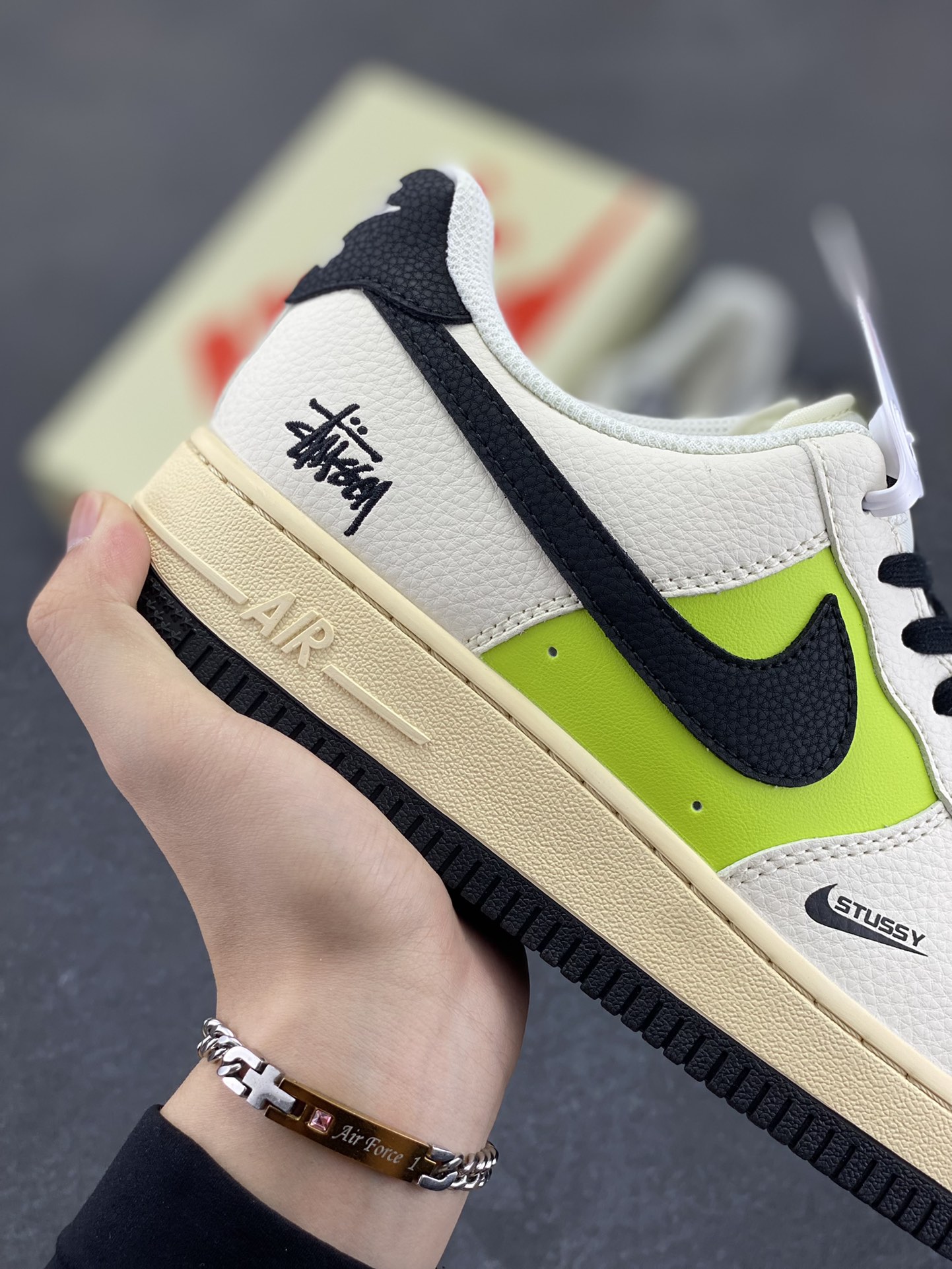 图片[6]-Nike Air Force 1 \’07 Low “斯图西联名——荧光英文米黑”空军一号 低帮 运动鞋 休闲鞋 折边针车 工艺难度大 原楦头原纸板 原装鞋盒 定制五金配件 内置全掌气垫 原厂鞋底 货号：QW5836-002 尺码：36 36.5 37.5 38 38.5 39 40 40.5 41 42 42.5 43 44 44.5 45-选品中心