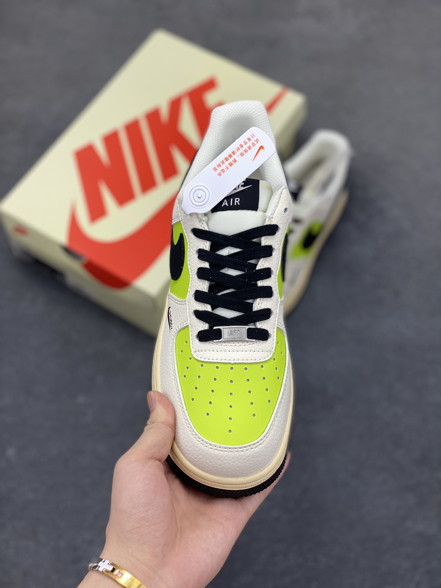 图片[2]-Nike Air Force 1 \’07 Low “斯图西联名——荧光英文米黑”空军一号 低帮 运动鞋 休闲鞋 折边针车 工艺难度大 原楦头原纸板 原装鞋盒 定制五金配件 内置全掌气垫 原厂鞋底 货号：QW5836-002 尺码：36 36.5 37.5 38 38.5 39 40 40.5 41 42 42.5 43 44 44.5 45-选品中心