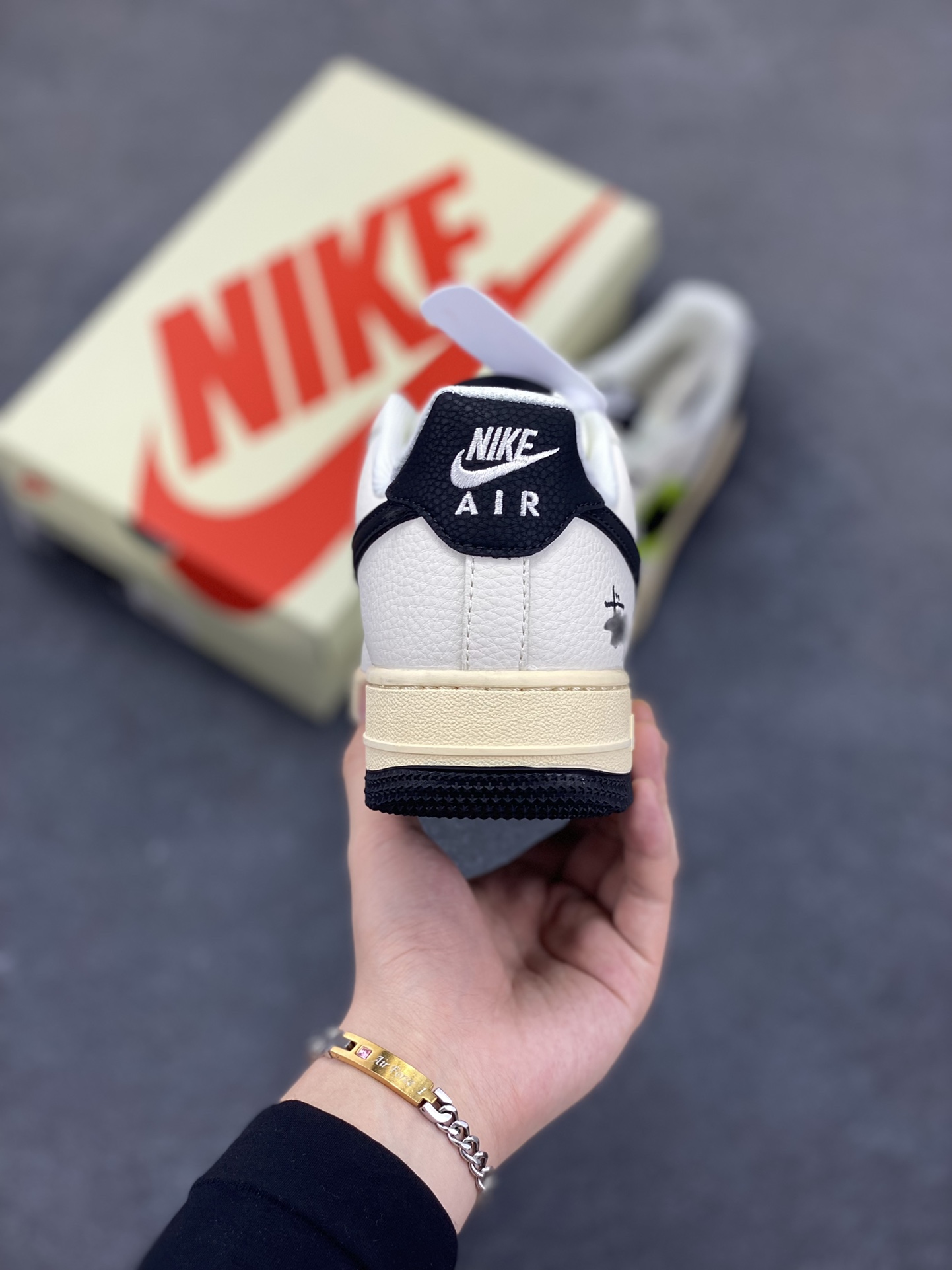 图片[4]-Nike Air Force 1 \’07 Low “斯图西联名——荧光英文米黑”空军一号 低帮 运动鞋 休闲鞋 折边针车 工艺难度大 原楦头原纸板 原装鞋盒 定制五金配件 内置全掌气垫 原厂鞋底 货号：QW5836-002 尺码：36 36.5 37.5 38 38.5 39 40 40.5 41 42 42.5 43 44 44.5 45-选品中心