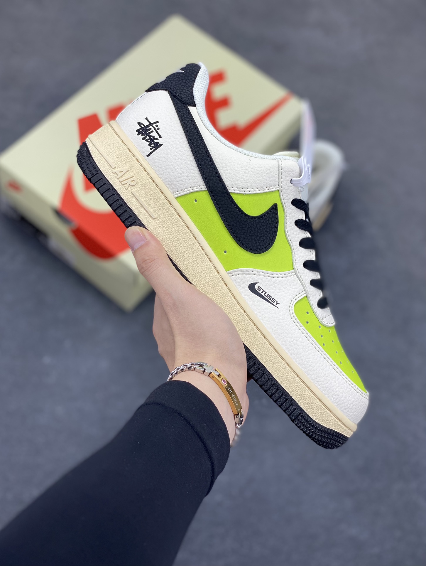 Nike Air Force 1 \’07 Low “斯图西联名——荧光英文米黑”空军一号 低帮 运动鞋 休闲鞋 折边针车 工艺难度大 原楦头原纸板 原装鞋盒 定制五金配件 内置全掌气垫 原厂鞋底 货号:QW5836-002 尺码:36 36.5 37.5 38 38.5 39 40 40.5 41 42 42.5 43 44 44.5 45-选品中心