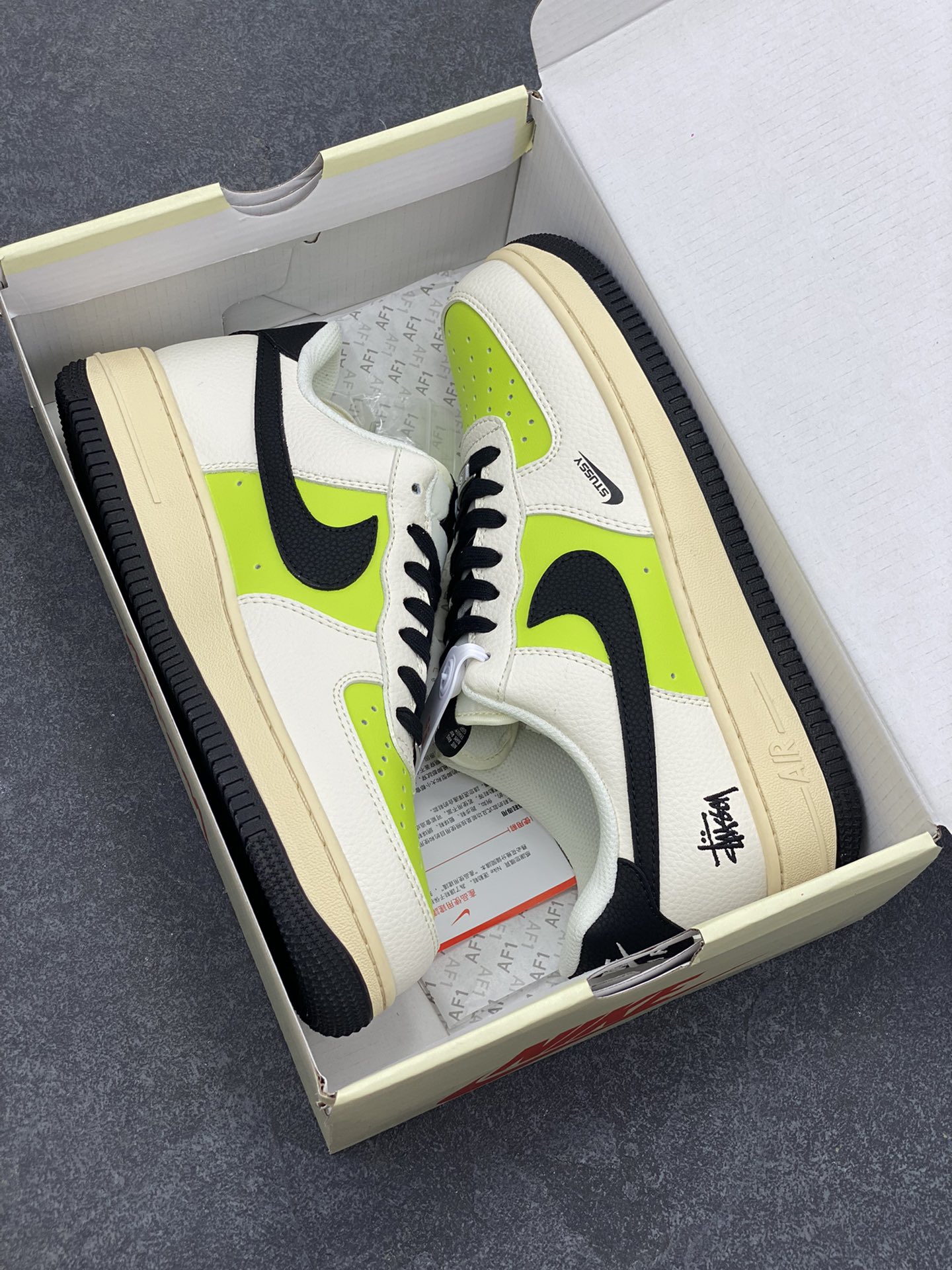 图片[9]-Nike Air Force 1 \’07 Low “斯图西联名——荧光英文米黑”空军一号 低帮 运动鞋 休闲鞋 折边针车 工艺难度大 原楦头原纸板 原装鞋盒 定制五金配件 内置全掌气垫 原厂鞋底 货号：QW5836-002 尺码：36 36.5 37.5 38 38.5 39 40 40.5 41 42 42.5 43 44 44.5 45-选品中心