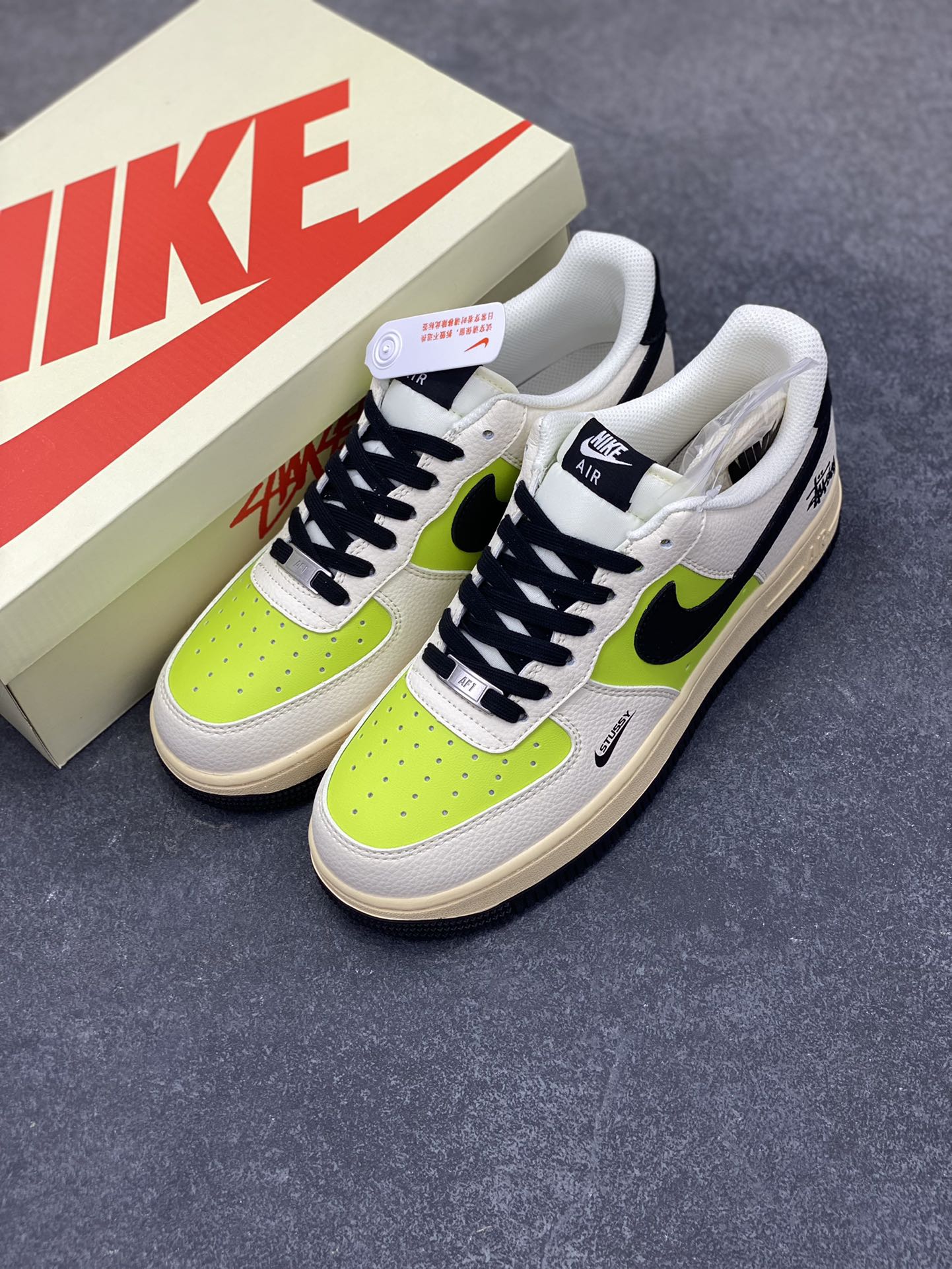 图片[8]-Nike Air Force 1 \’07 Low “斯图西联名——荧光英文米黑”空军一号 低帮 运动鞋 休闲鞋 折边针车 工艺难度大 原楦头原纸板 原装鞋盒 定制五金配件 内置全掌气垫 原厂鞋底 货号：QW5836-002 尺码：36 36.5 37.5 38 38.5 39 40 40.5 41 42 42.5 43 44 44.5 45-选品中心