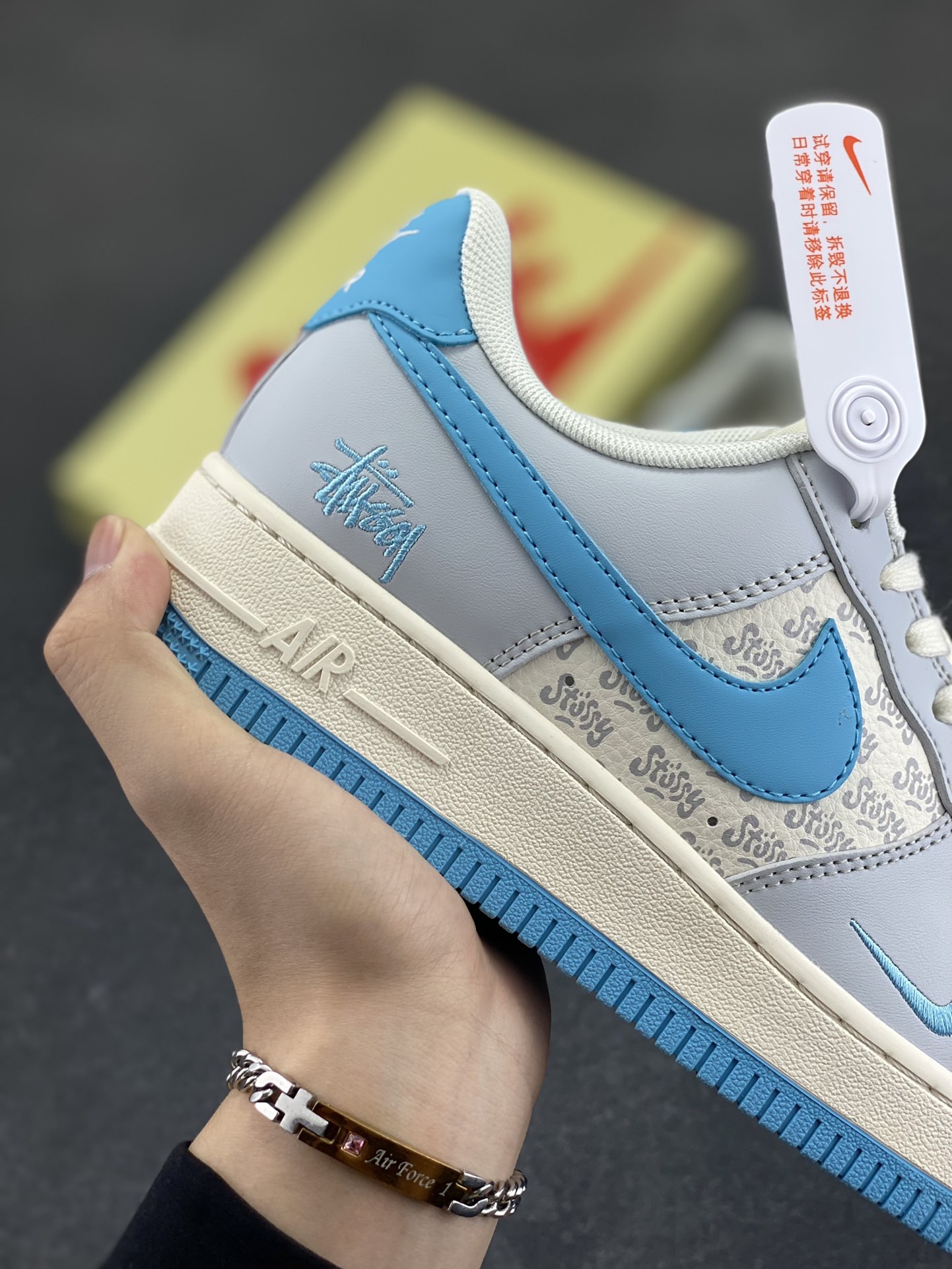 图片[6]-NIke Air Force 1 \’07 Low “斯图西联名——荧光蓝印花”空军一号 低帮 运动鞋 休闲鞋 折边针车 工艺难度大 原楦头原纸板 原装鞋盒 定制五金配件 内置全掌气垫 原厂鞋底 货号：JJ2508-717 尺码：36 36.5 37.5 38 38.5 39 40 40.5 41 42 42.5 43 44 44.5 45-选品中心