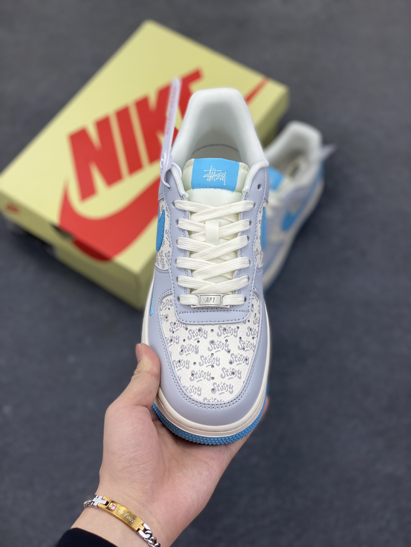 图片[2]-NIke Air Force 1 \’07 Low “斯图西联名——荧光蓝印花”空军一号 低帮 运动鞋 休闲鞋 折边针车 工艺难度大 原楦头原纸板 原装鞋盒 定制五金配件 内置全掌气垫 原厂鞋底 货号：JJ2508-717 尺码：36 36.5 37.5 38 38.5 39 40 40.5 41 42 42.5 43 44 44.5 45-选品中心