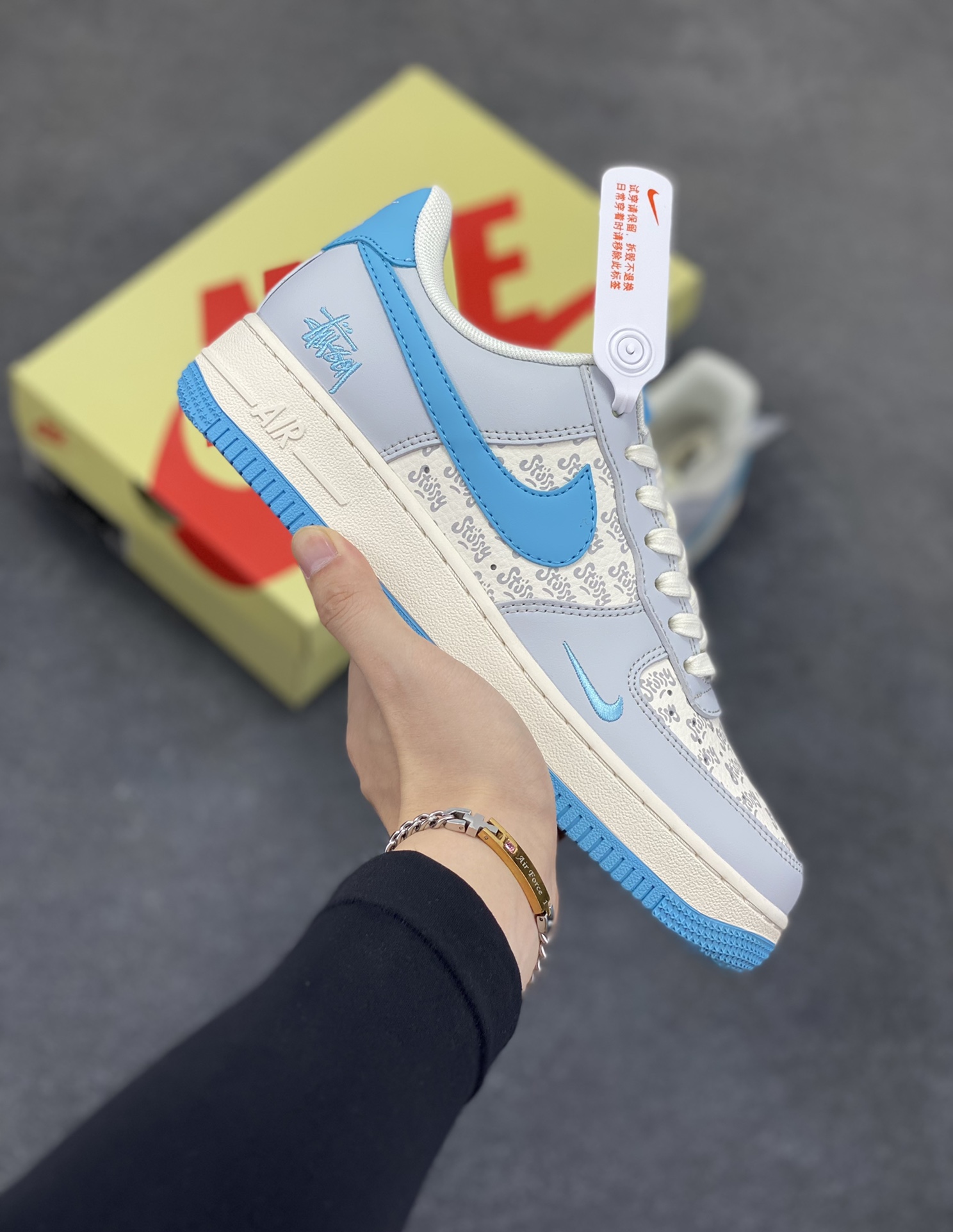 NIke Air Force 1 \'07 Low “斯图西联名——荧光蓝印花”空军一号 低帮 运动鞋 休闲鞋 折边针车 工艺难度大 原楦头原纸板 原装鞋盒 定制五金配件 内置全掌气垫 原厂鞋底 货号：JJ2508-717 尺码：36 36.5 37.5 38 38.5 39 40 40.5 41 42 42.5 43 44 44.5 45-选品中心